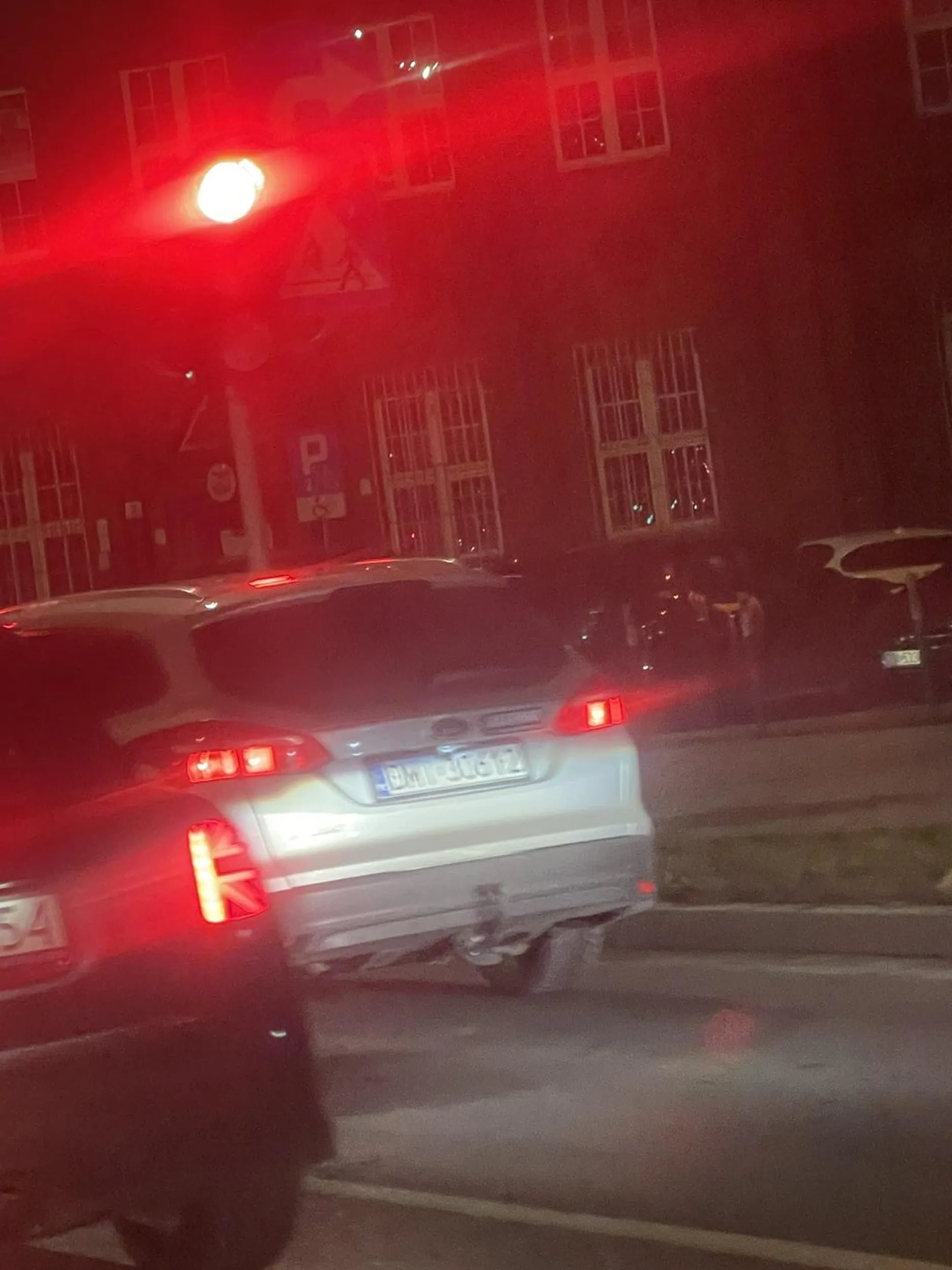 Wrocław i brawurowe wyprzedzanie kilkakrotnie + na ciągłej. Może jakiś fan kasy z ubezpieczenia? Bo to nie jest normalne zajeżdżać drogę kilku ludziom na jednej drodze…