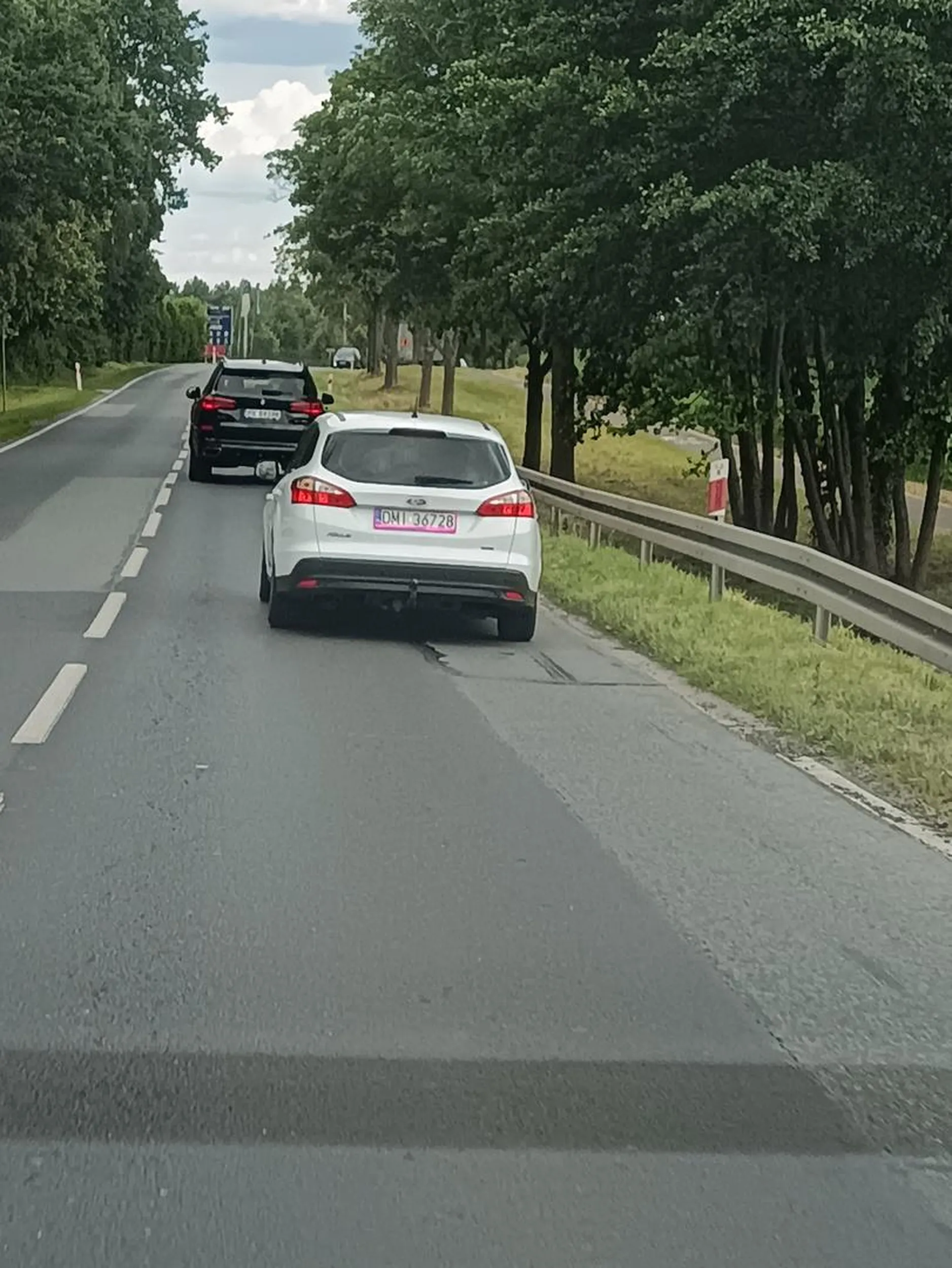 Paniusia... To że ktoś ma przed sobą odstęp do poprzedzającego samochodu. To jest odstęp bezpieczeństwa. Na hamowanie. A nie na wciskanie się przez ciebie. Wymuszasz w ten sposób na mnie hamowanie. wymuszasz bo nawet nie miałaś się gdzie schować tylko musiałem zachamowac żebyś mogła się schować... A twoja oczoj*bna ramka rejestracji wola uważać na mnie. Bo w głowie braki.