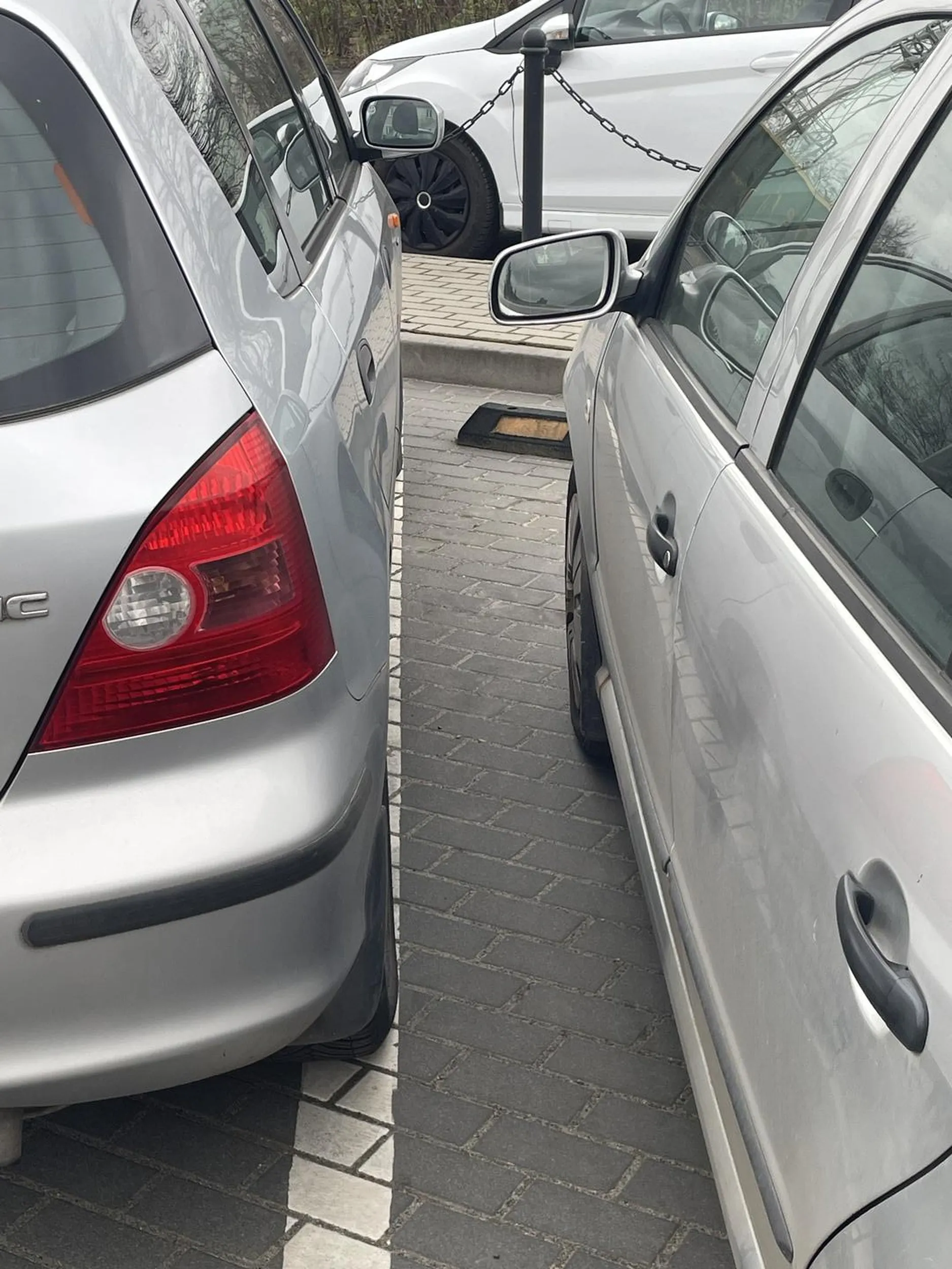 Pora nauczyć się parkować a nie blokować auta obok