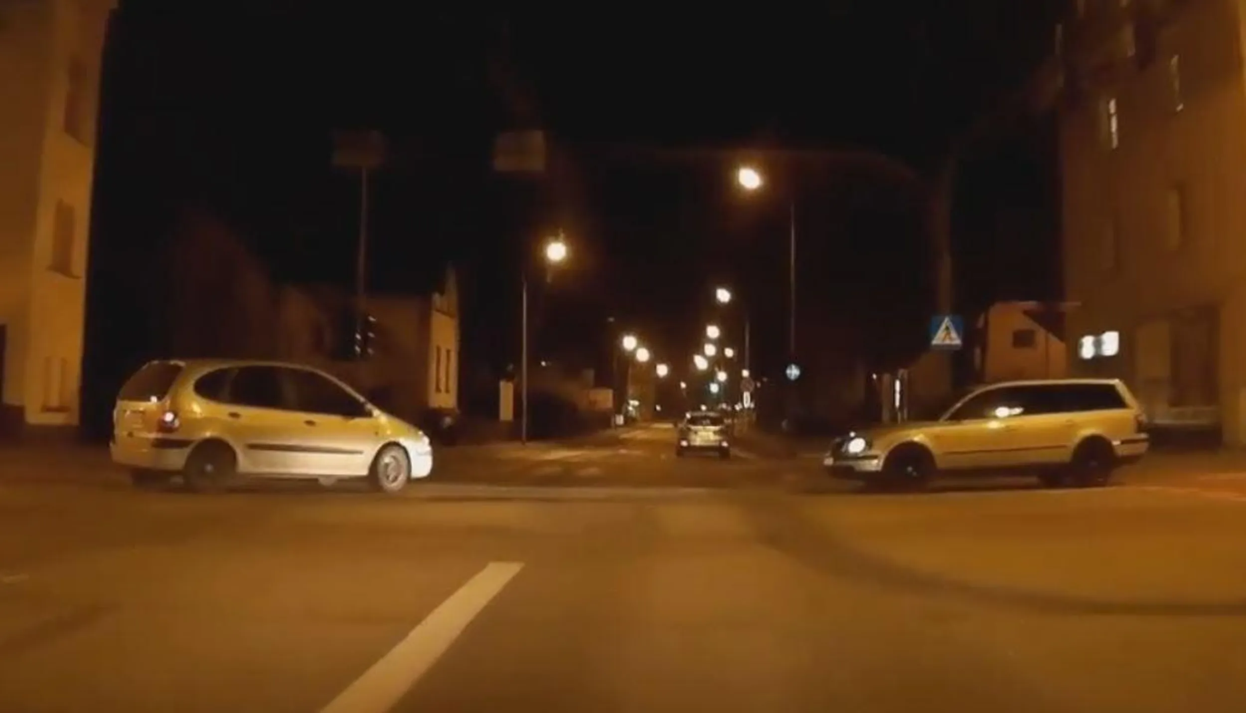 Panu w Scenicu pojęcie znaku STOP chyba obce.. auto całe zaparowane, prawdopodobnie wspomagacze wleciały..