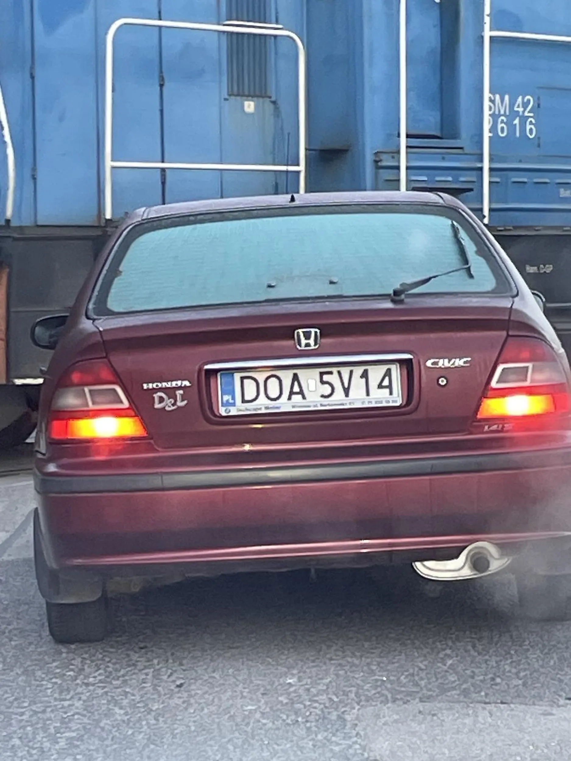 Może zrób coś z zmarzniętymi szybami. Pozwoli Ci następnym razem nie wymusić pierwszeństwa. Chyba że zależy Ci żeby wbić się w twoje boczne drzwi. Szyby boczne identyczne.