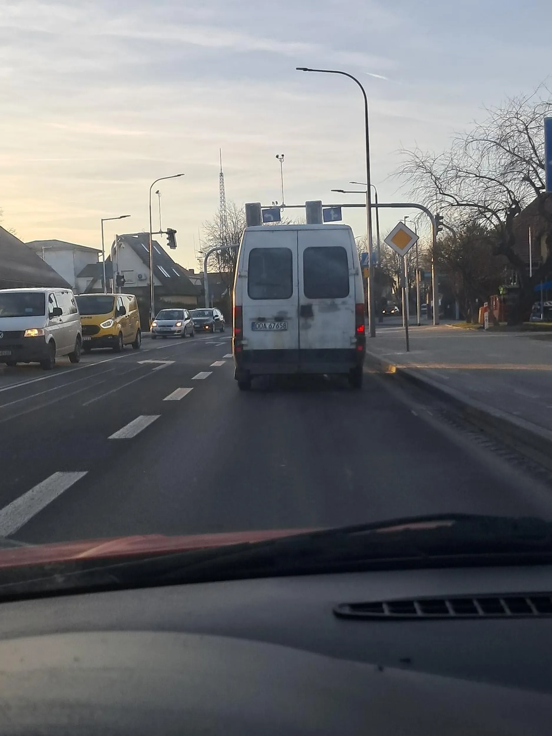Skurwiel w gnijącym busie ciągnął się przez całą Oławę 30km/h
