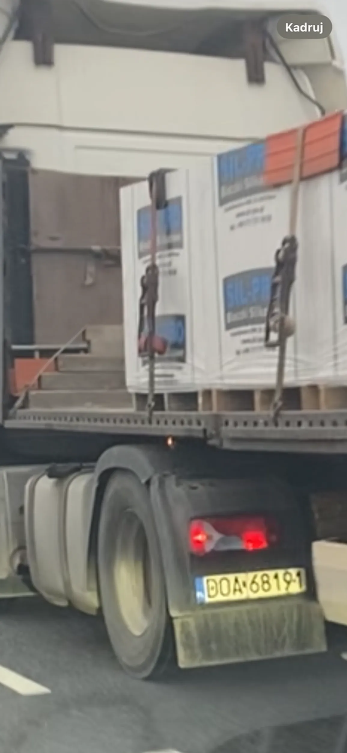 Tumanie z zepsutymi zębami! Prawy pas jest do skrętu w prawo a nie w lewo! A jak masz tempy umysł to wypier na wagony węgiel przerzucać !