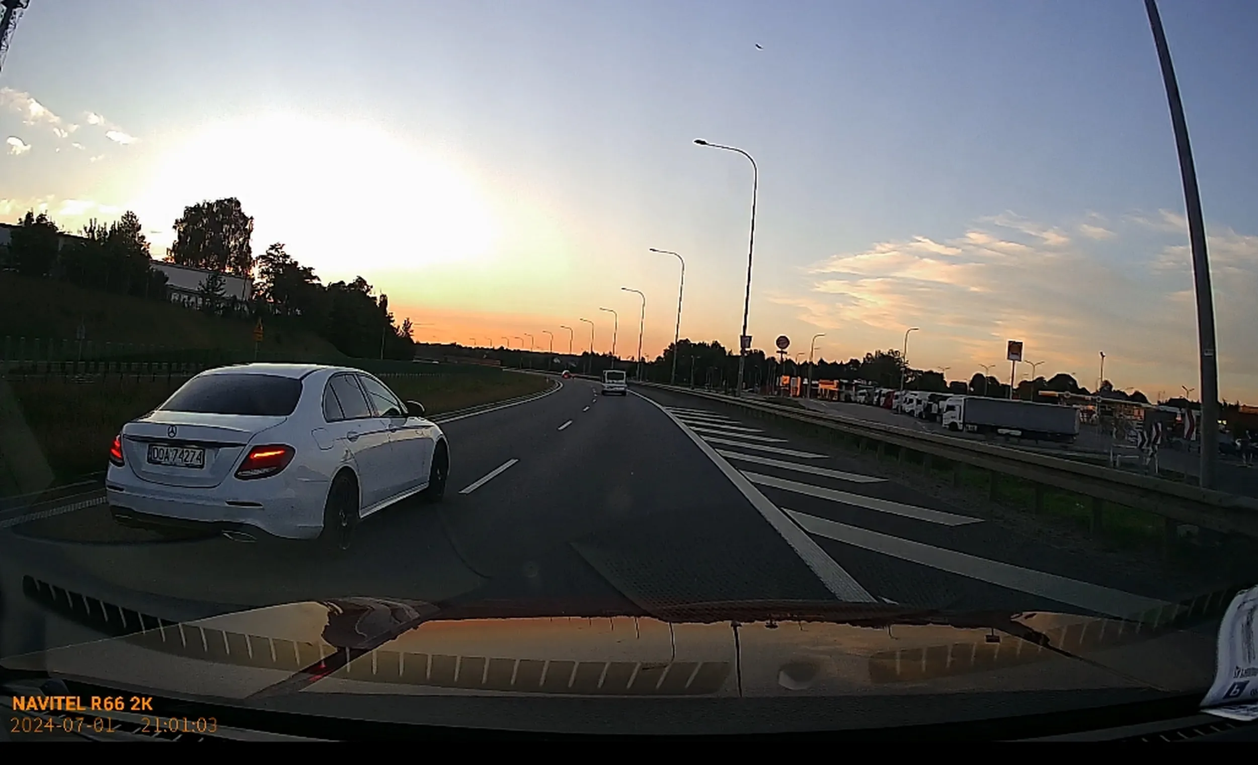 Jadąc ponad 200, wpakowałby się w tył poprawnie jadącego pojazdu chcąc wyprzedzić prawym pasem. Na koniec pretensje, że ktoś jedzie 125 ekspresówką z dziećmi. Powtórka z sytuacji Sebastiana M.? Trzeba takich eliminować z drogi...