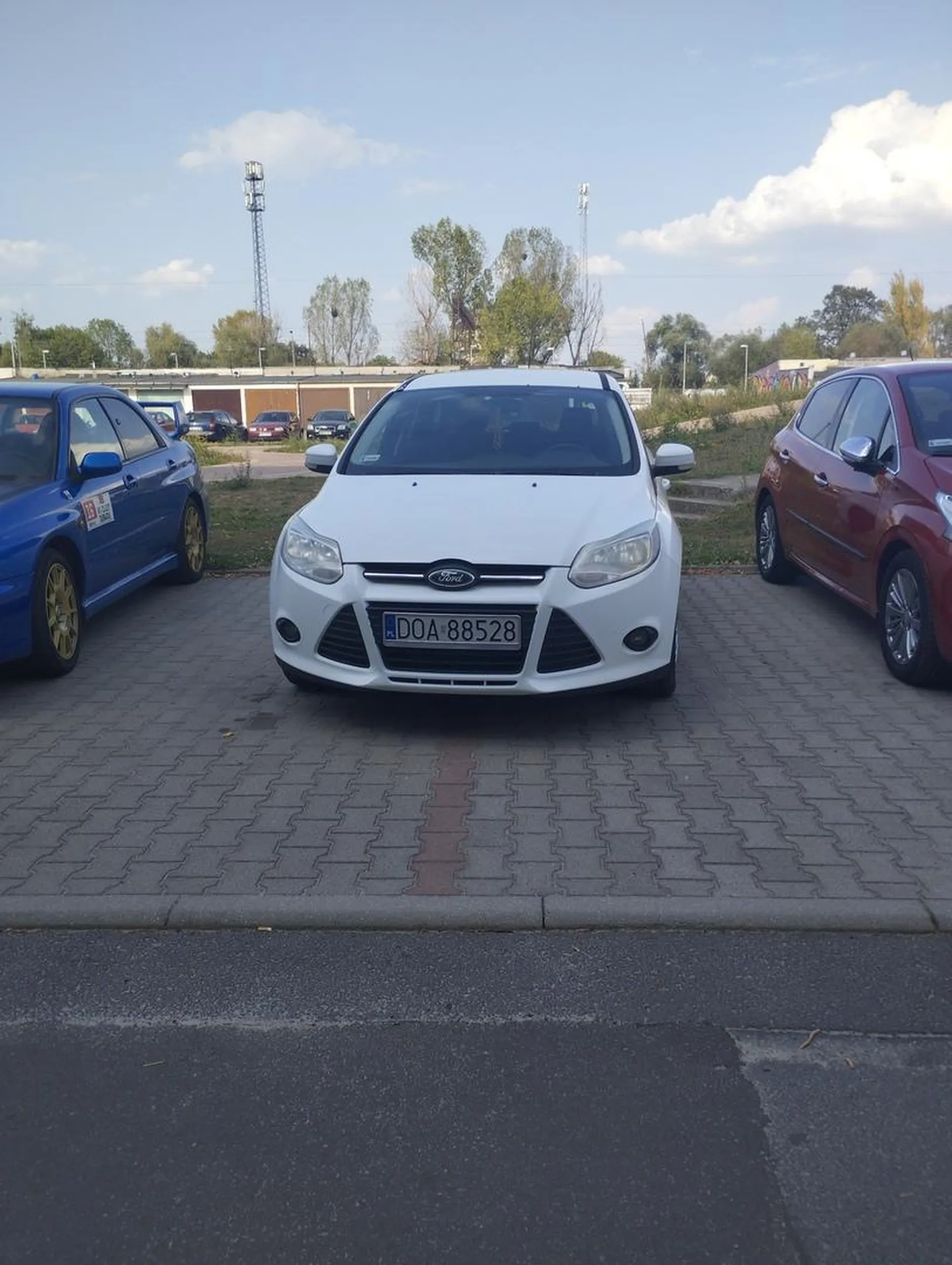 Kierowca ewidentnie miał dylemat na którym miejscu staną ć więc wybrał oba