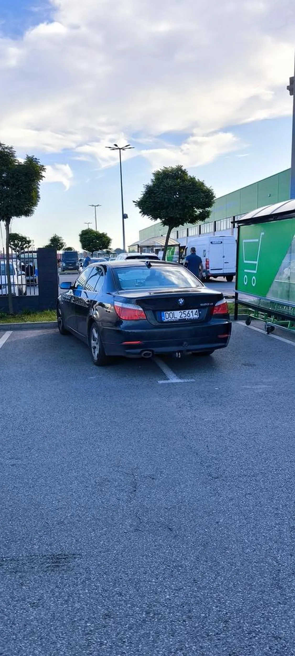 Poćwicz na dziecięcych kolorowankach jak nie wychodzić za linię. Ewidentnie ci to nie wychodzi