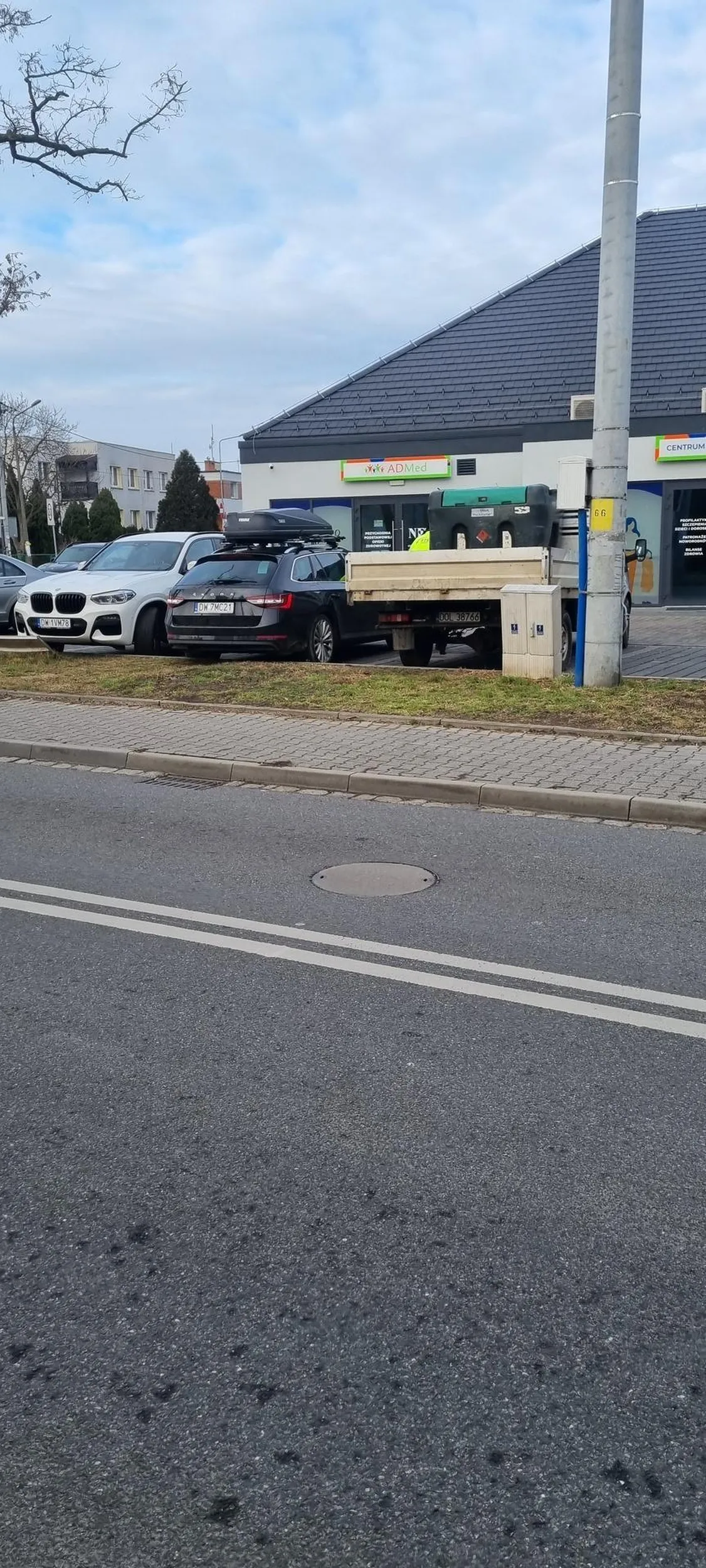 kierowca parkujac tylem uszkodzil skrzynke elektryczna