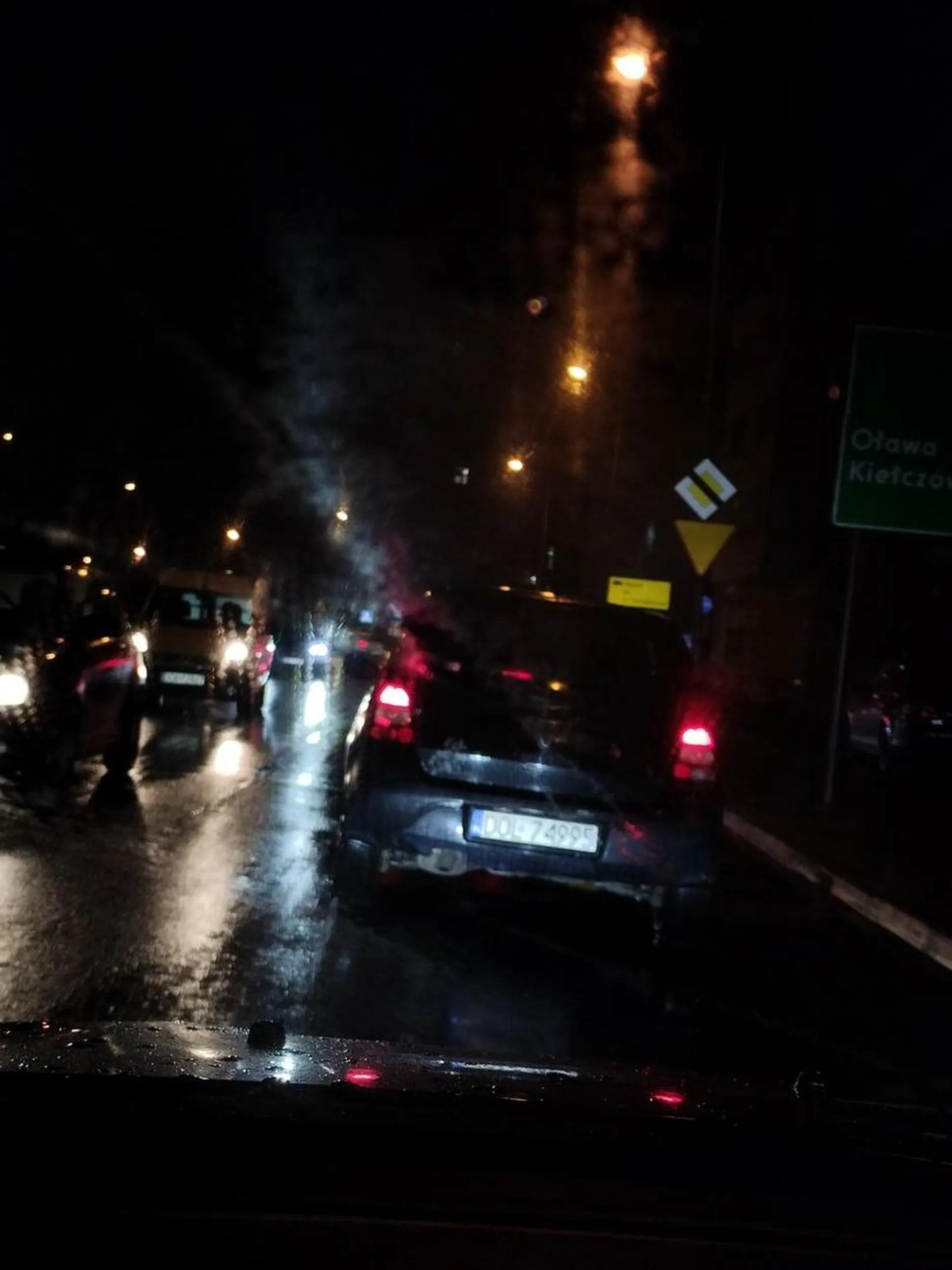 Pani z Twingo jest zagrożeniem w ruchu, jedzie na pustej drodze 30 km/h, co chwila odwraca się do dziecka w foteliku