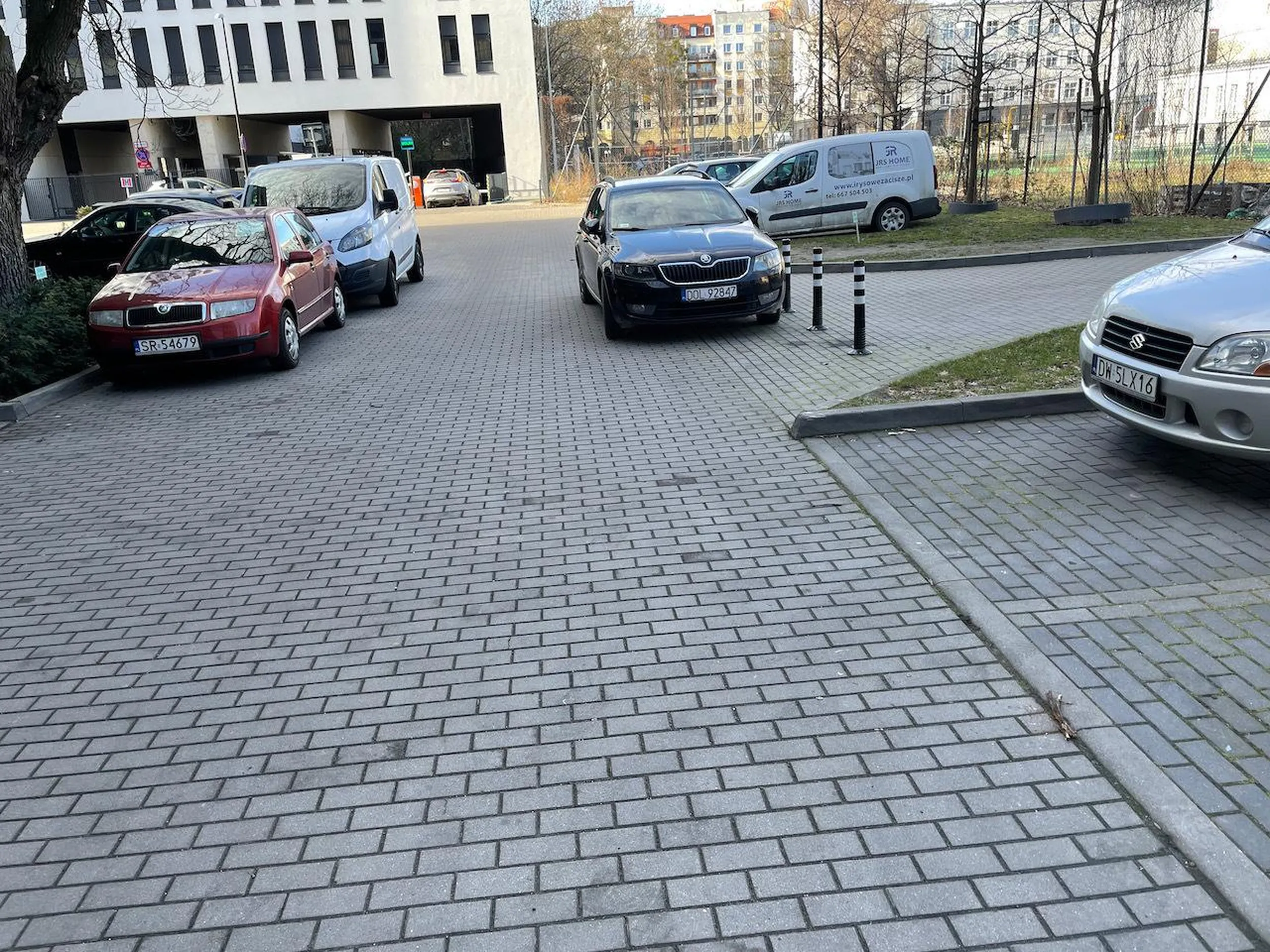 Pajac zablokował nam drogę i dojście do parku na ul Sienkiewicza we Wrocławiu, wszystko w strefie zamieszkania. Poszło zgłoszenie online do Straży Miejskiej, więc będzie mandacik