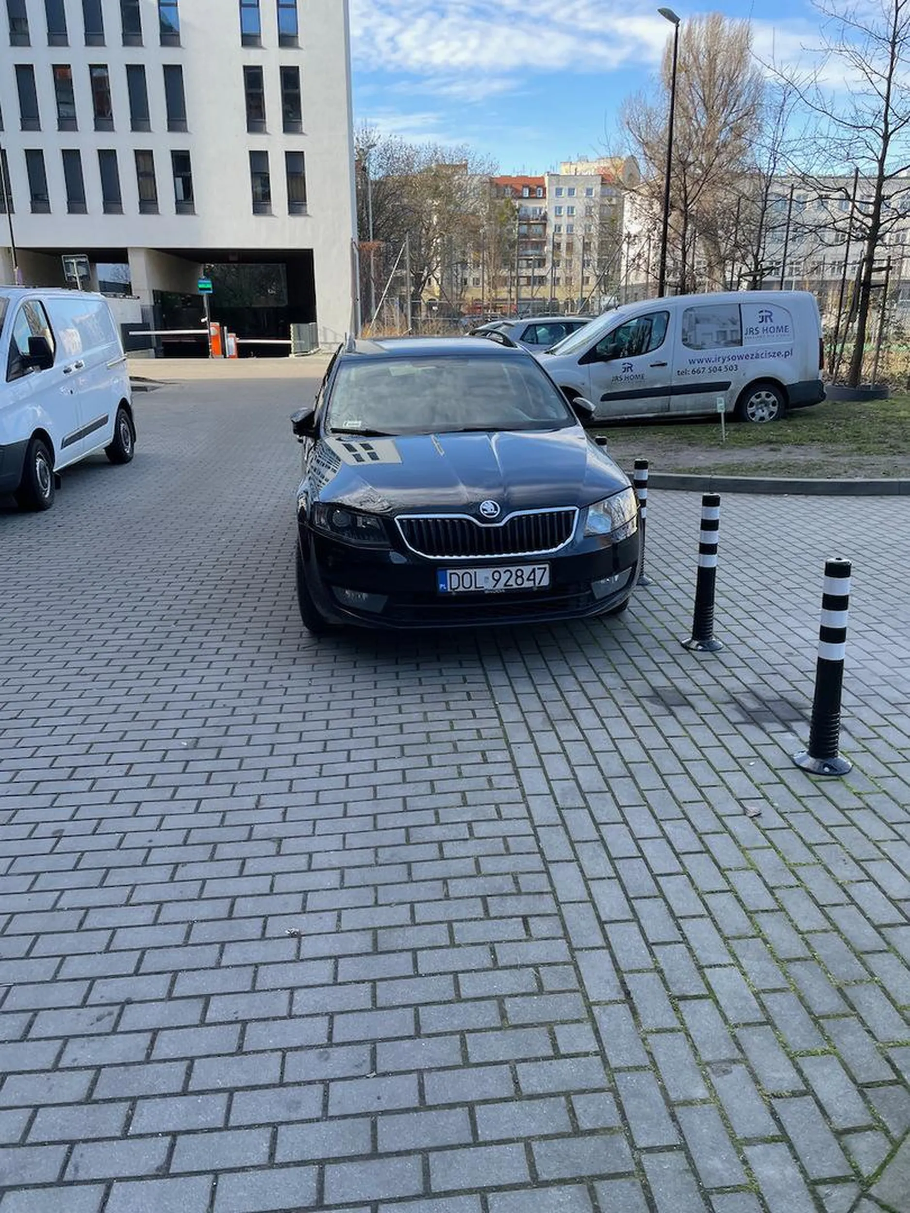 Pajac zablokował nam drogę i dojście do parku na ul Sienkiewicza we Wrocławiu, wszystko w strefie zamieszkania. Poszło zgłoszenie online do Straży Miejskiej, więc będzie mandacik