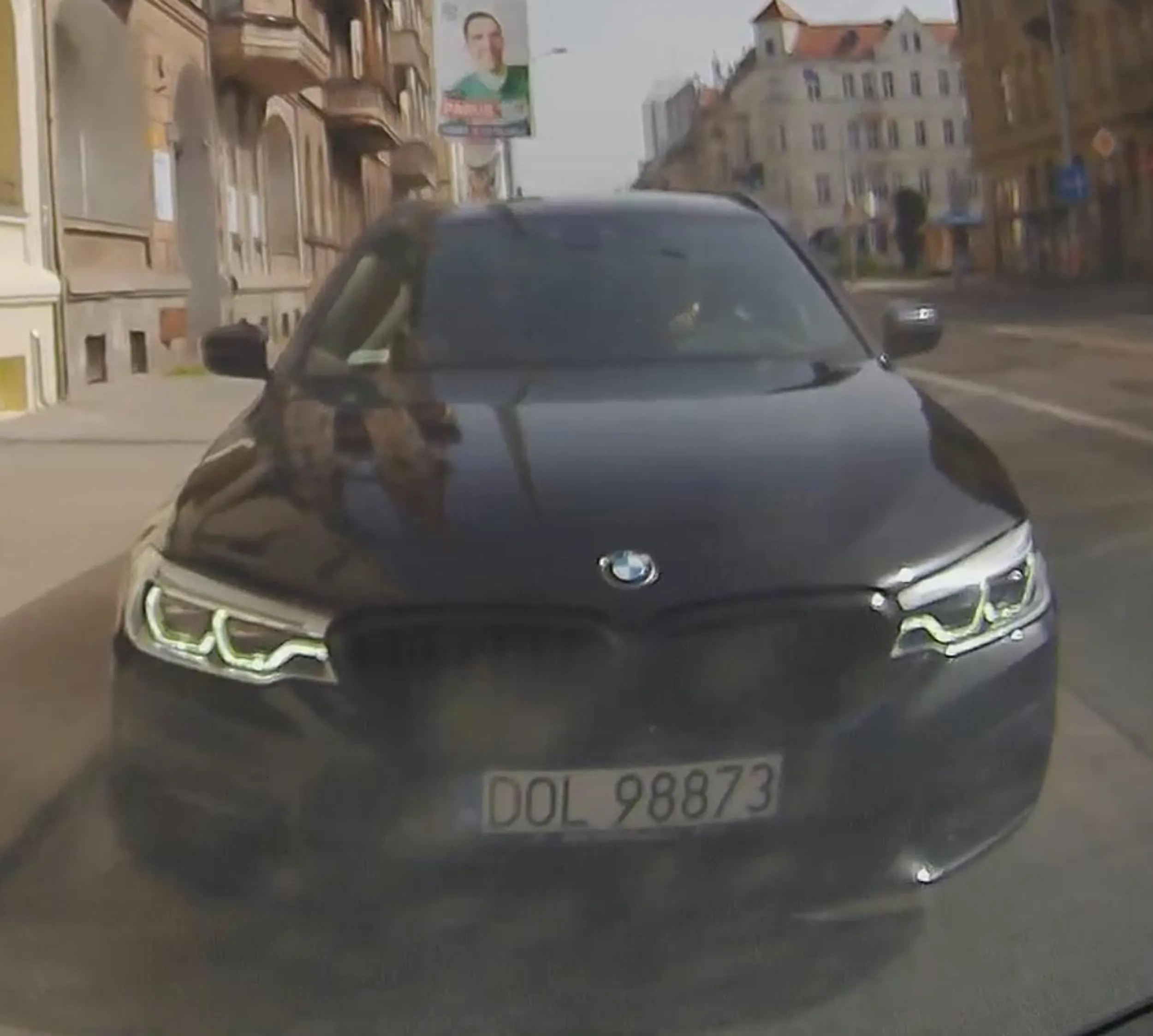 Burak z BMW który myśli że mu wszystko wolno. Kierowca nawet na postoju nie potrafi się zachować i „pogania” długimi z miejsca parkingowego oraz używa sygnałów dźwiękowych żebym szybciej wyjechał. Przyjechał cieć oleśnicki do Wrocławia i kozaczy. Skąd Ty się wziąłeś pacanie