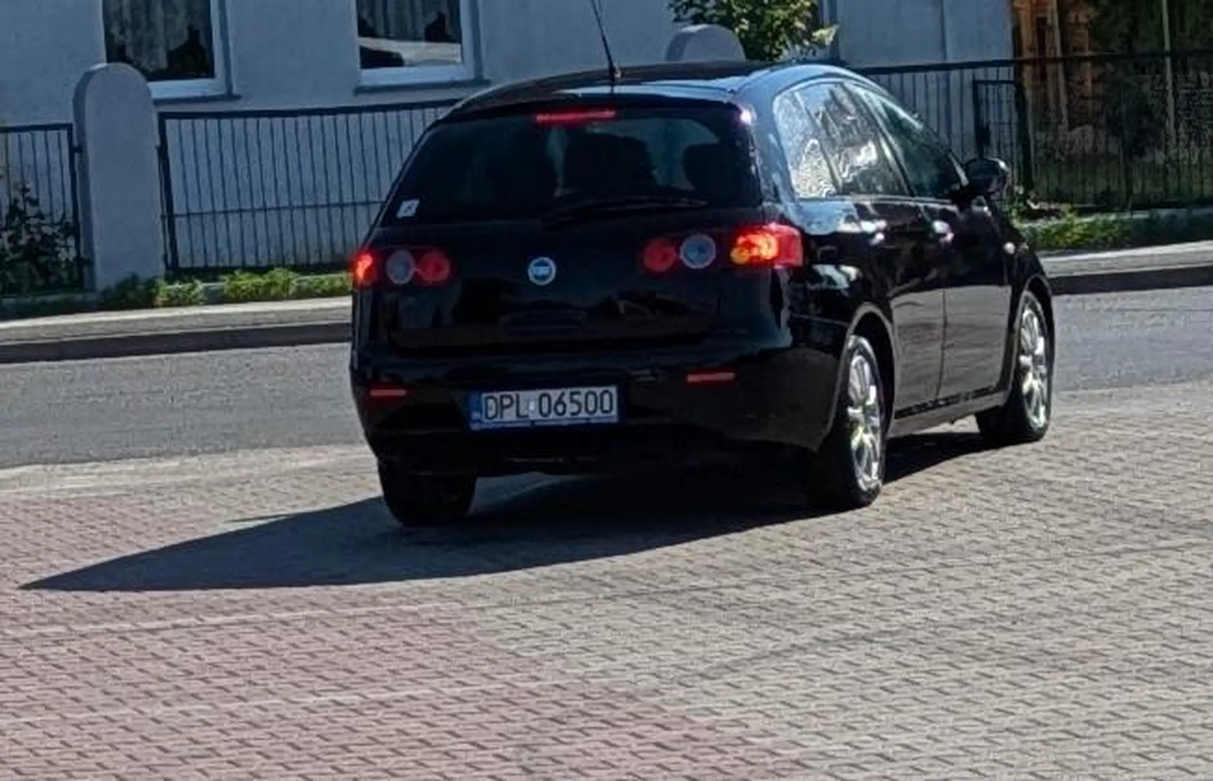 Stary dziadek chyba na głowę chory, wbija się przed maskę ludziom co w kolejce na myjni stoją, skacze z jednej kolejki do drugiej,macha rękoma i wyzywa. Po umyciu auta kontynuuje wyzwiska już ze swego boilidu pośpiesznie się oddalając grożąc przy tym palcem.