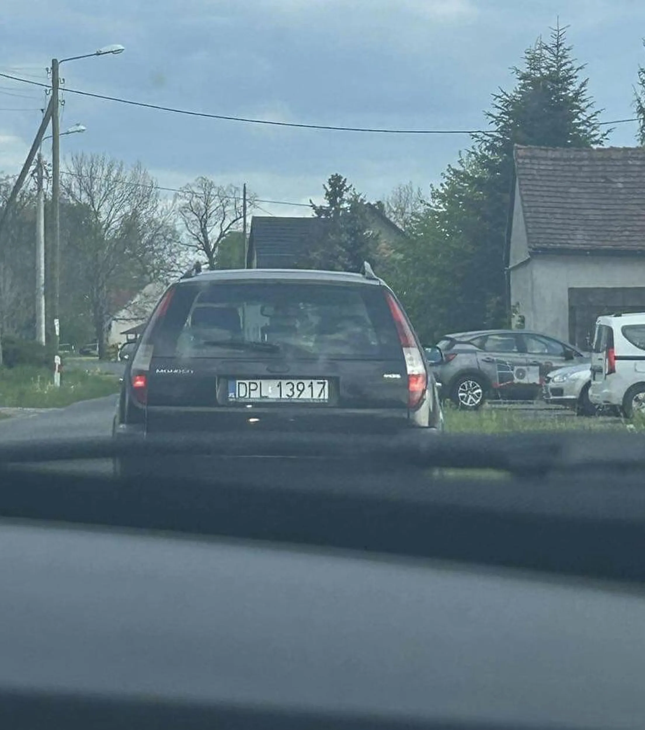 Szeryf zajeżdża drogę przy wyprzedzaniu i hamuje