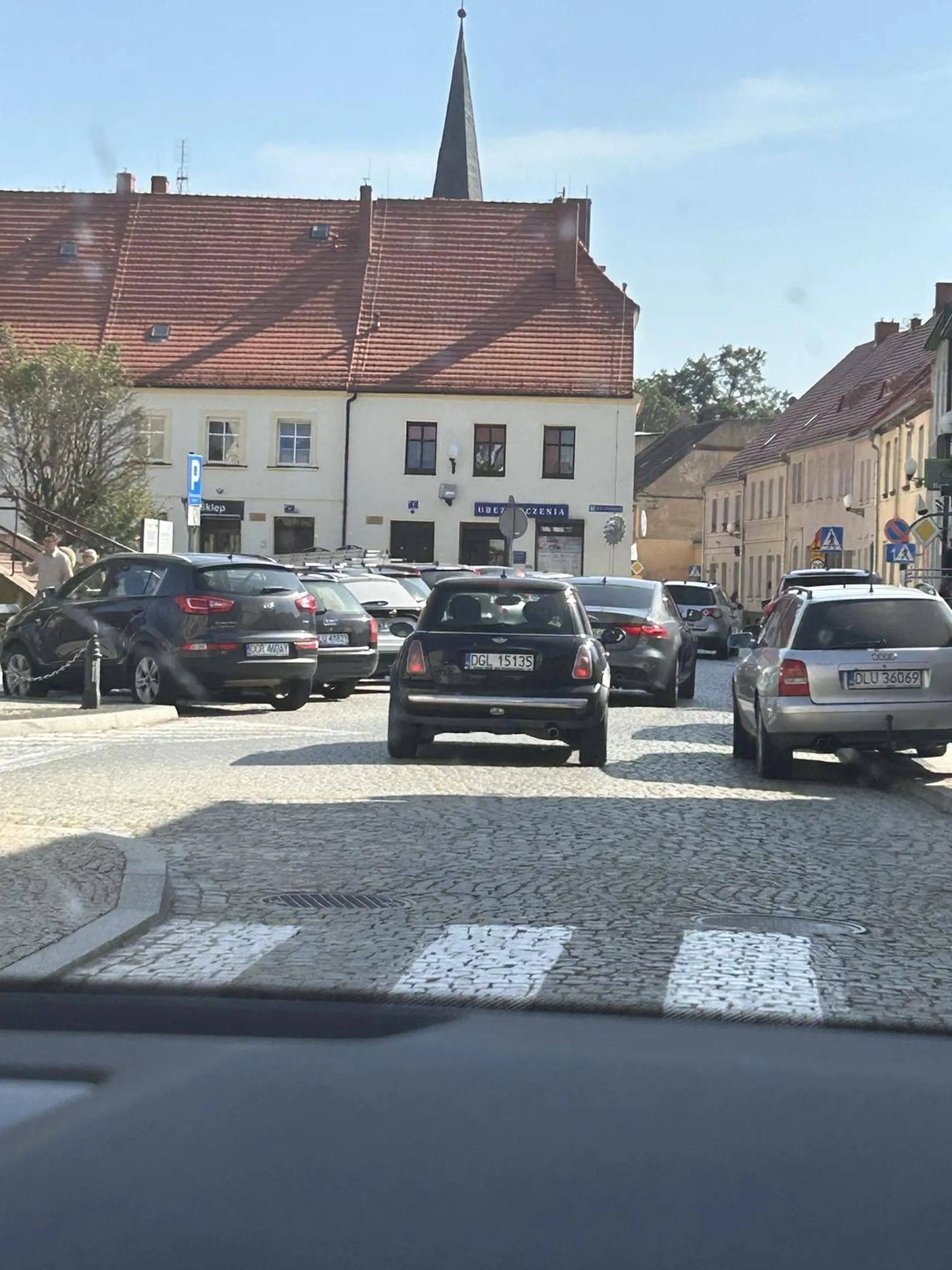 Laska egzamin zdała chyba pod biurkiem, kompletny brak znajomości przepisów, pomijając brak używania kierunkowskazów i gadania przez telefon podczas jazdy