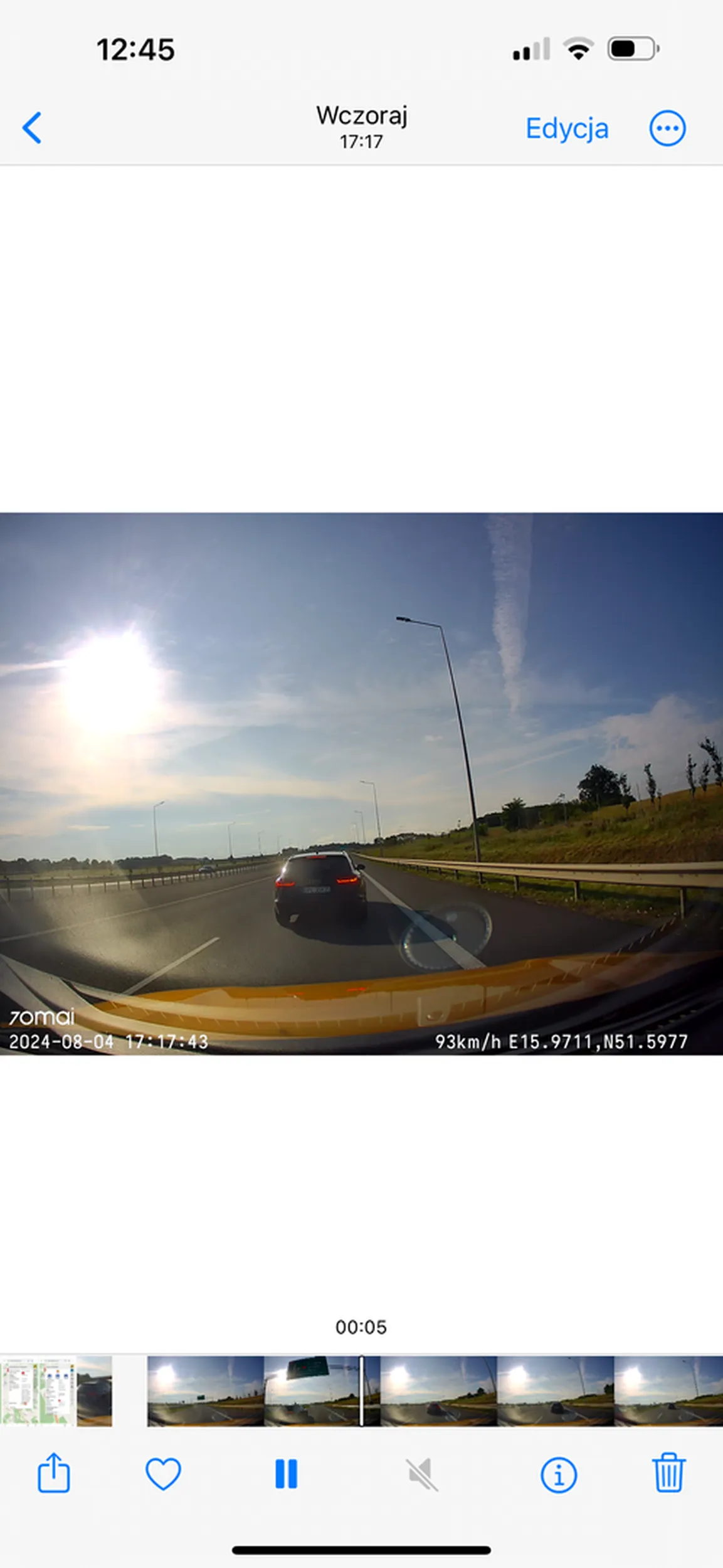 Agresywny kierowca zajeżdżał parokrotnie drogę,po zjechaniu na MOP zablokował wyjazd z parkingu,bardzo wulgarny