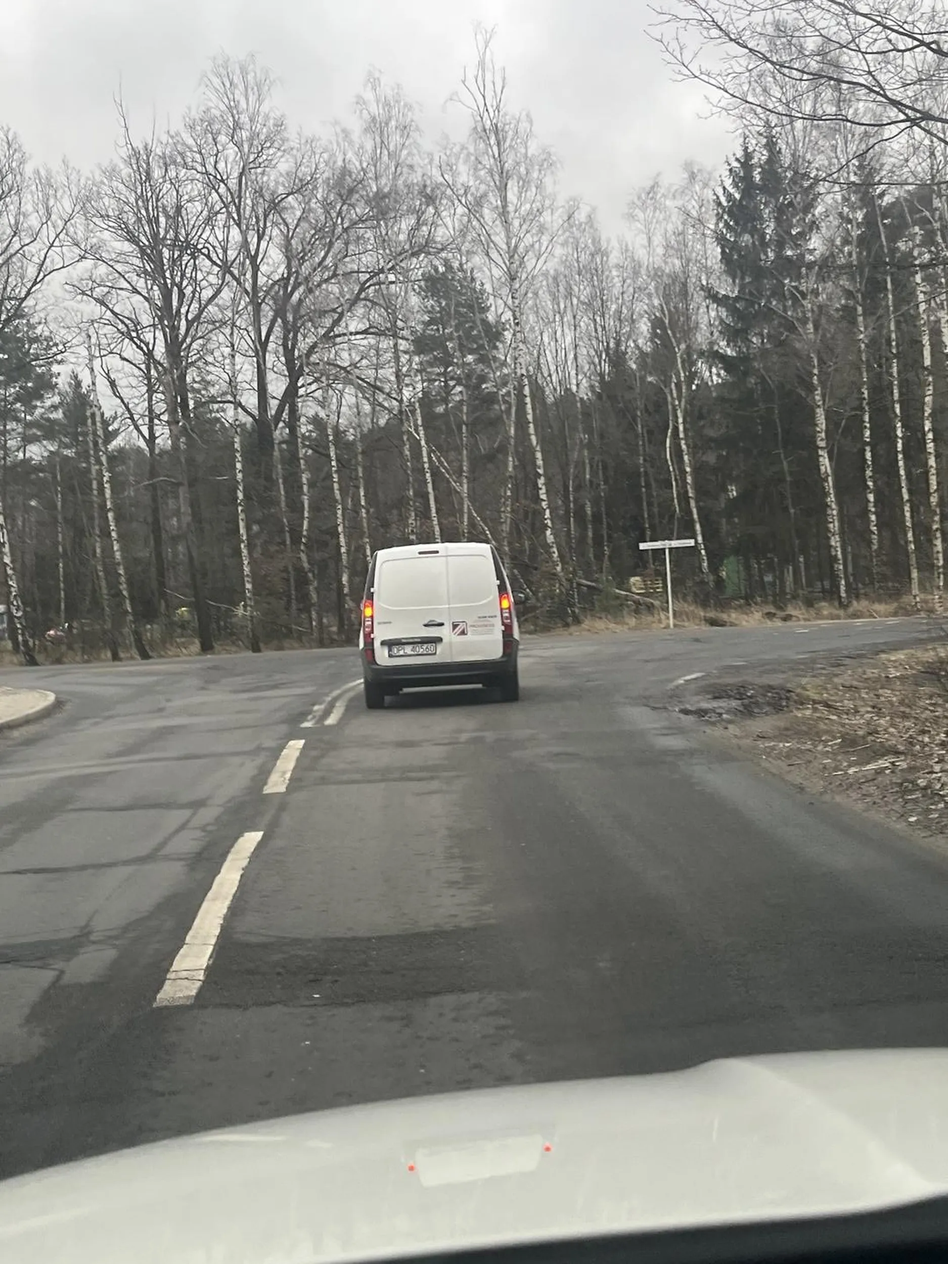 Agresywny kierowca, wymusił pierwszeństwo, trąbnełem na niego zacząć mi pokazywać środkowy palec i wyzywał .  Nie pozdrawiam Buca …