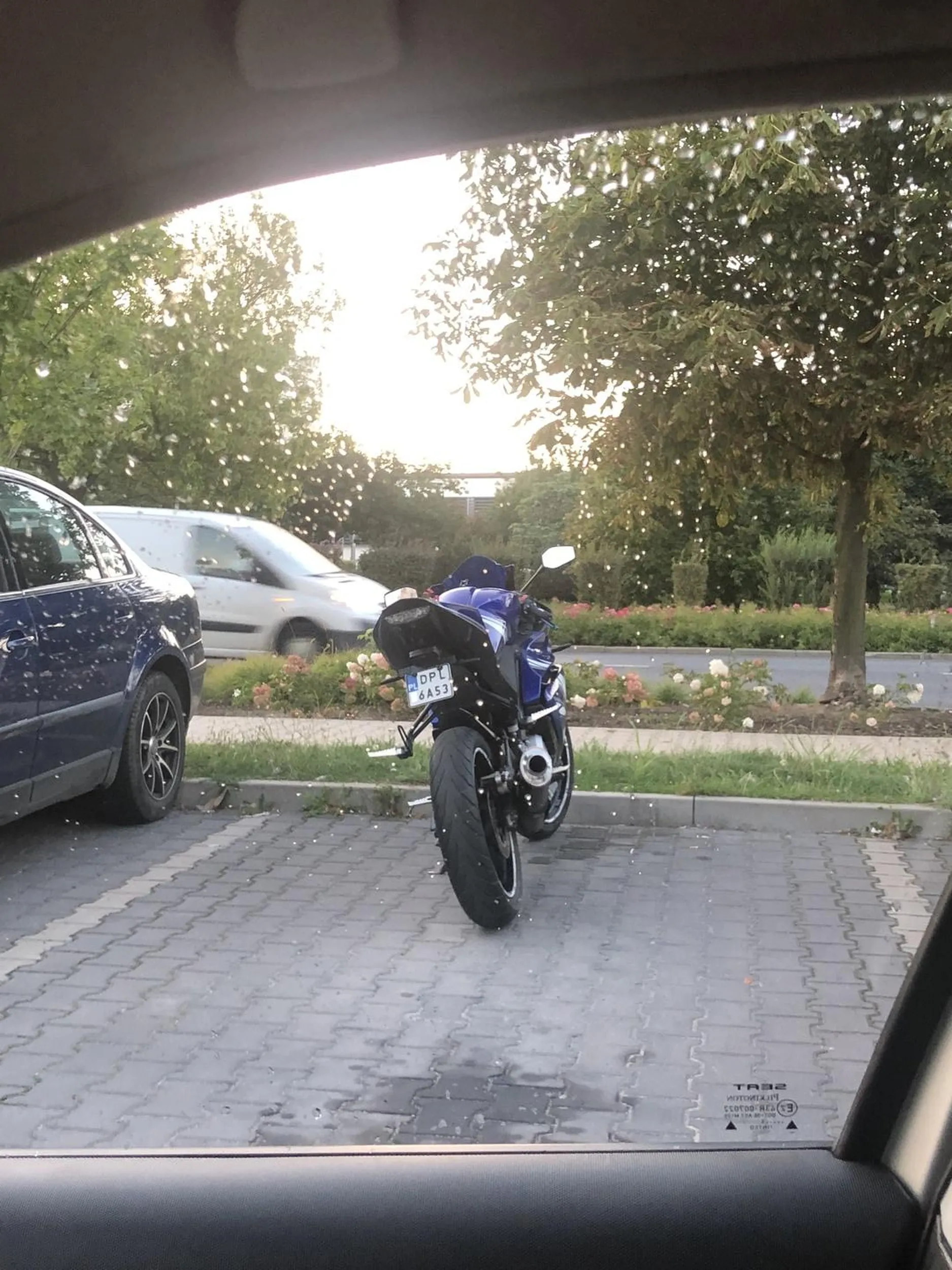 Nie było by mi smutno jakby ktoś Ci koła poprzebijał albo wywalił go na glebę, chamstwo i prostactwo. Jakby mało było miejsca wokół.