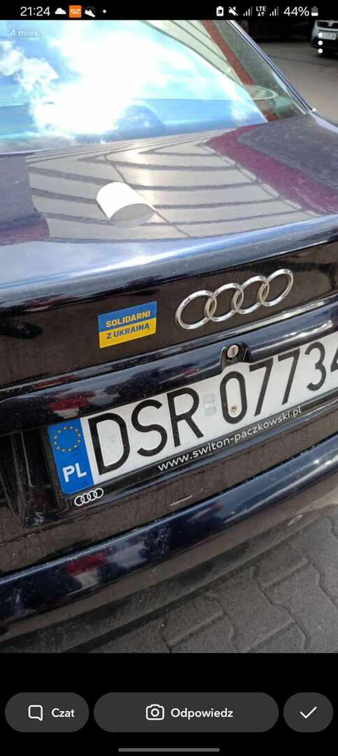 Kierowca jest bardzo przystojny, gdy zapytałam go czy wyjdziemy po szkole powiedział tylko stanowczo: "Nie ma opcji."