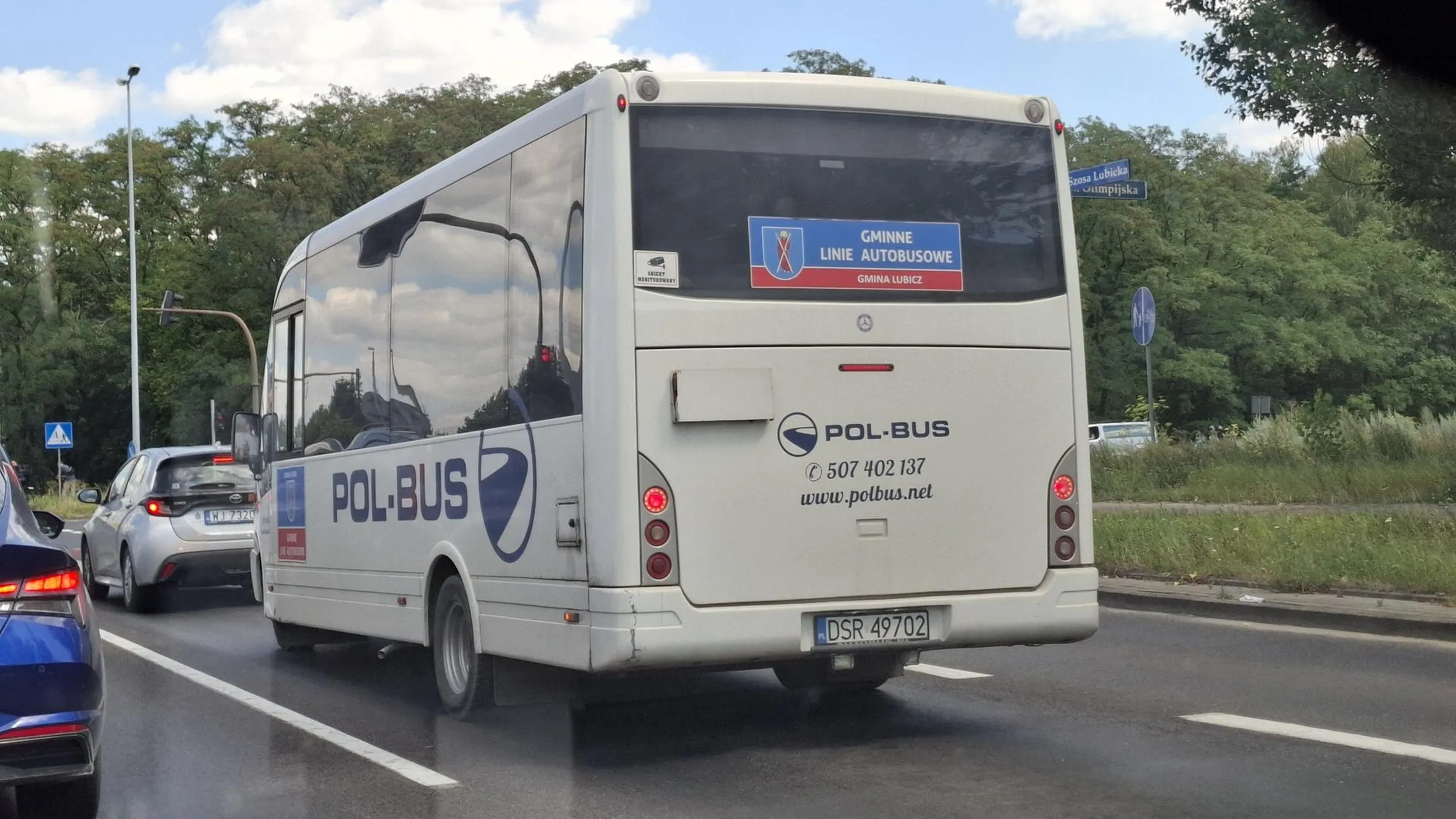 To jest przykład kogo pierwszego z roboty należy wypierd*lić. Jak chce się wyjechac z zatoczki to najpierw włącza się kierunkowskaz, następnie patrzy w lusterko czy można wyjechać a dopiero potem wyjeżdża. Ale ten baran tak nie robi. Wjeżdża bez ostrzeżenie pod prawidłowo jadące auta. I kręci tego rzęcha prawie na równi z osobówkami. A co, przecież szef  nie patrzy jak jak katuje jego sprzęt.