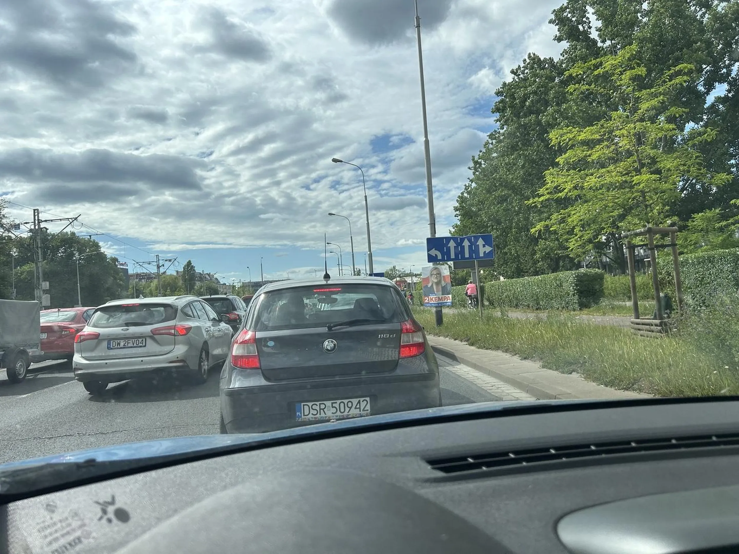 Całą drogę z telefonem w ręku. Jeździ jak ostatnia sierota.