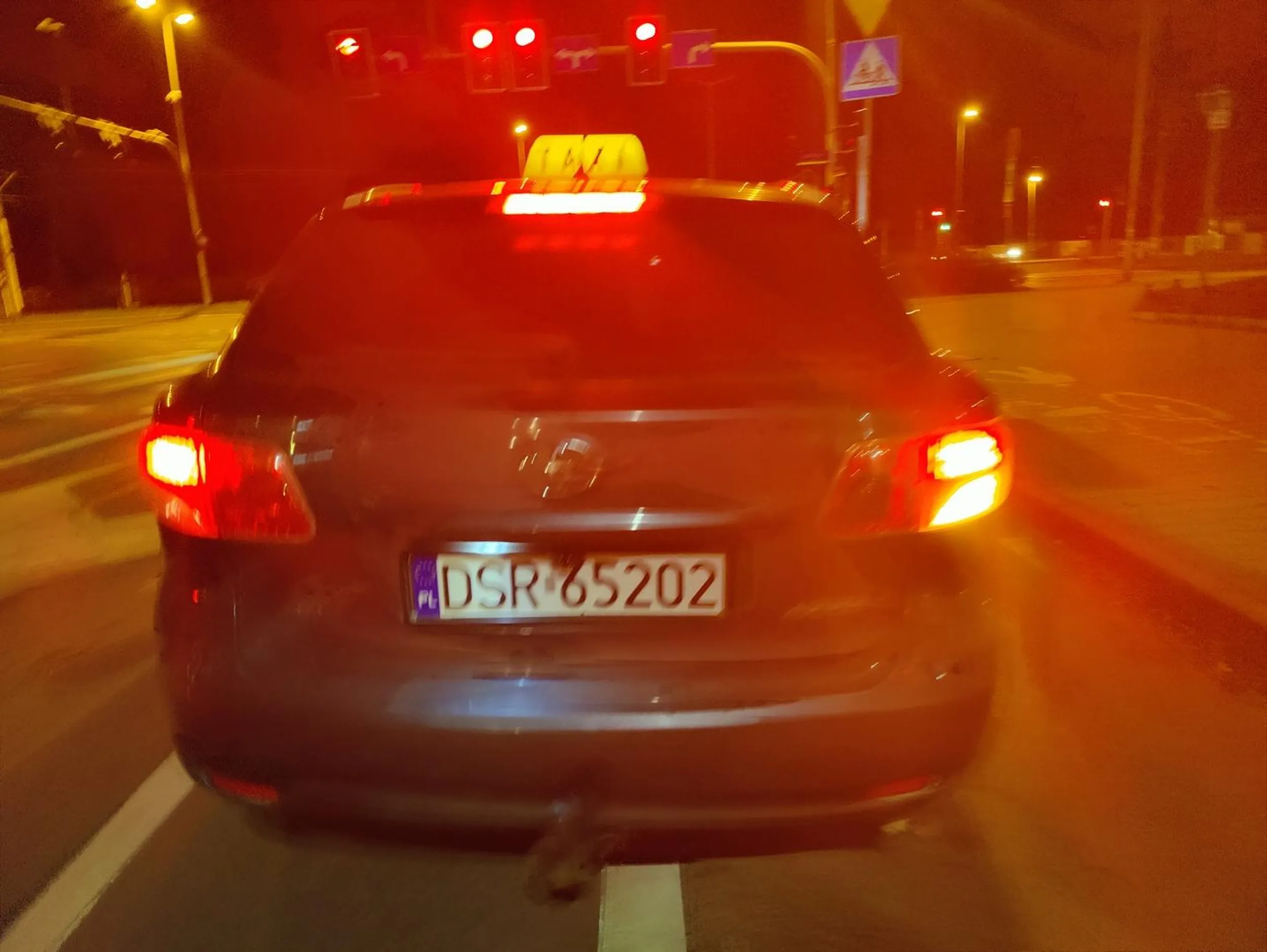 Gadów Mały, godzina 23:40, skrzyżowanie Bajana z Szybowcowa, kierowca taxi z prędkością 80/90 km w połowie pasów dla pieszych prawie mnie przejechał. Proszę o adres tego Delikwenta, jeśli ktoś namierzy.