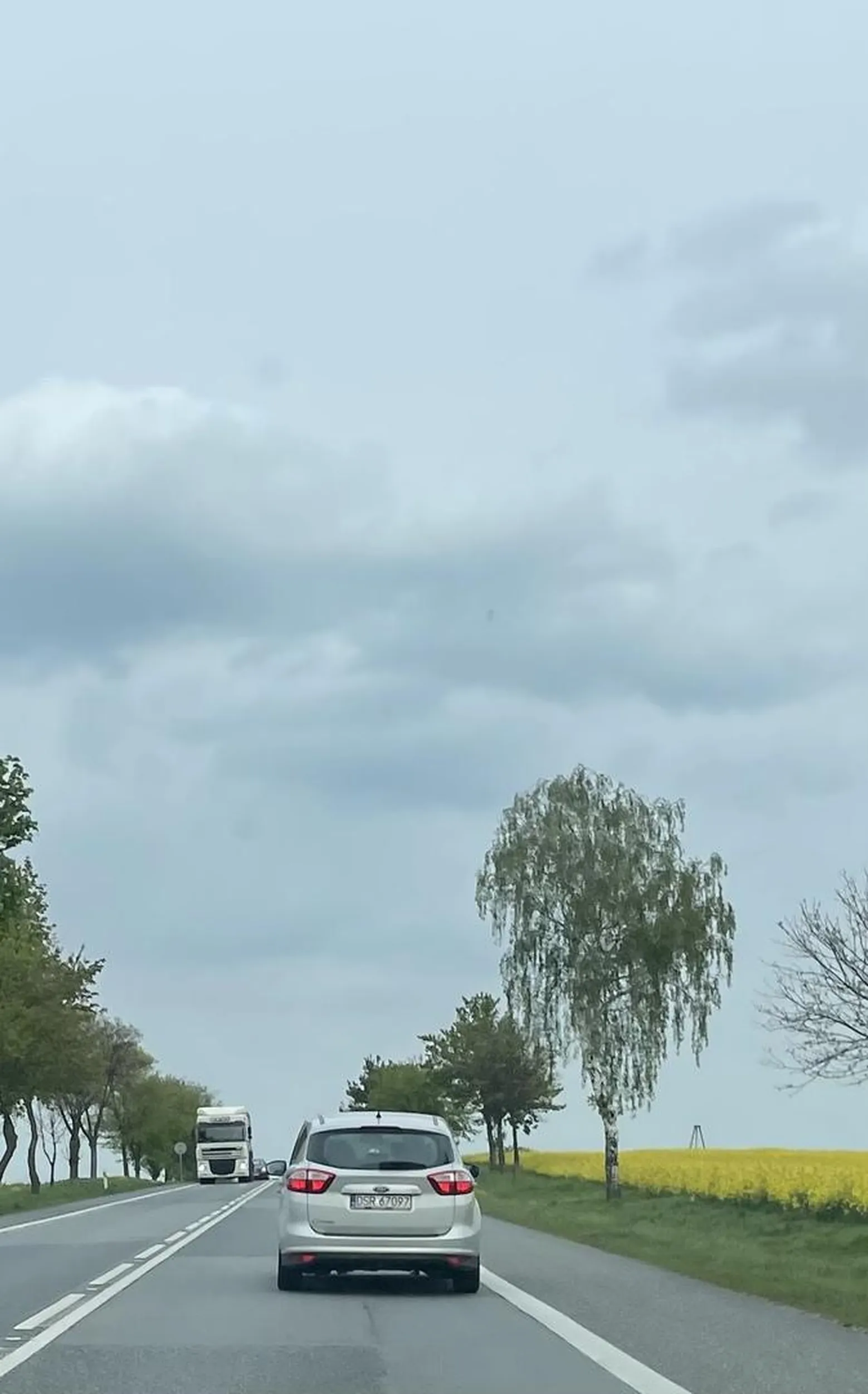 Wyjeżdżając z Środy Śląskiej cały czas jechała na telefonie , jadąc i hamując przy wyprzedzaniu zaczęła przyspieszać byle by nikt nie wyprzedził po oddaleniu się zaczęła jeździć slalomem po drodze jak by była pod wypływem omijać szerokim łukiem