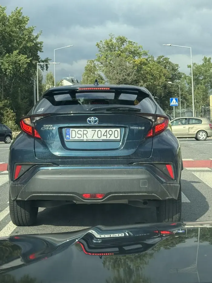 Wariatka prawie staranowała nas na  polnej waskiej drodze.