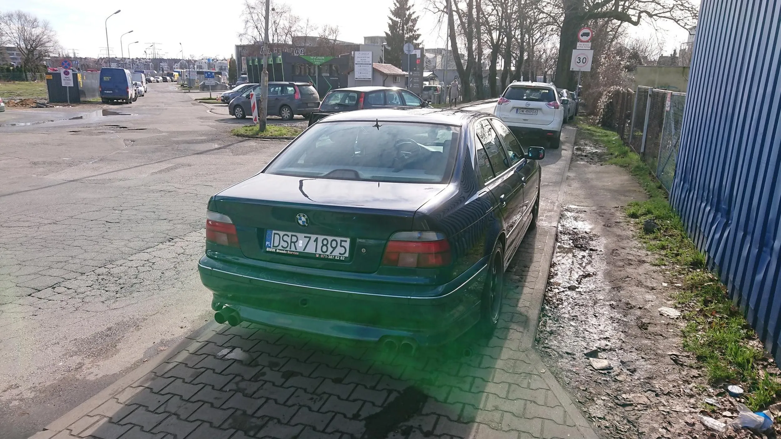 Sebix z bi-em-dablju uważa, że pozostawił półtora metra wolnego chodnika :-) :-)