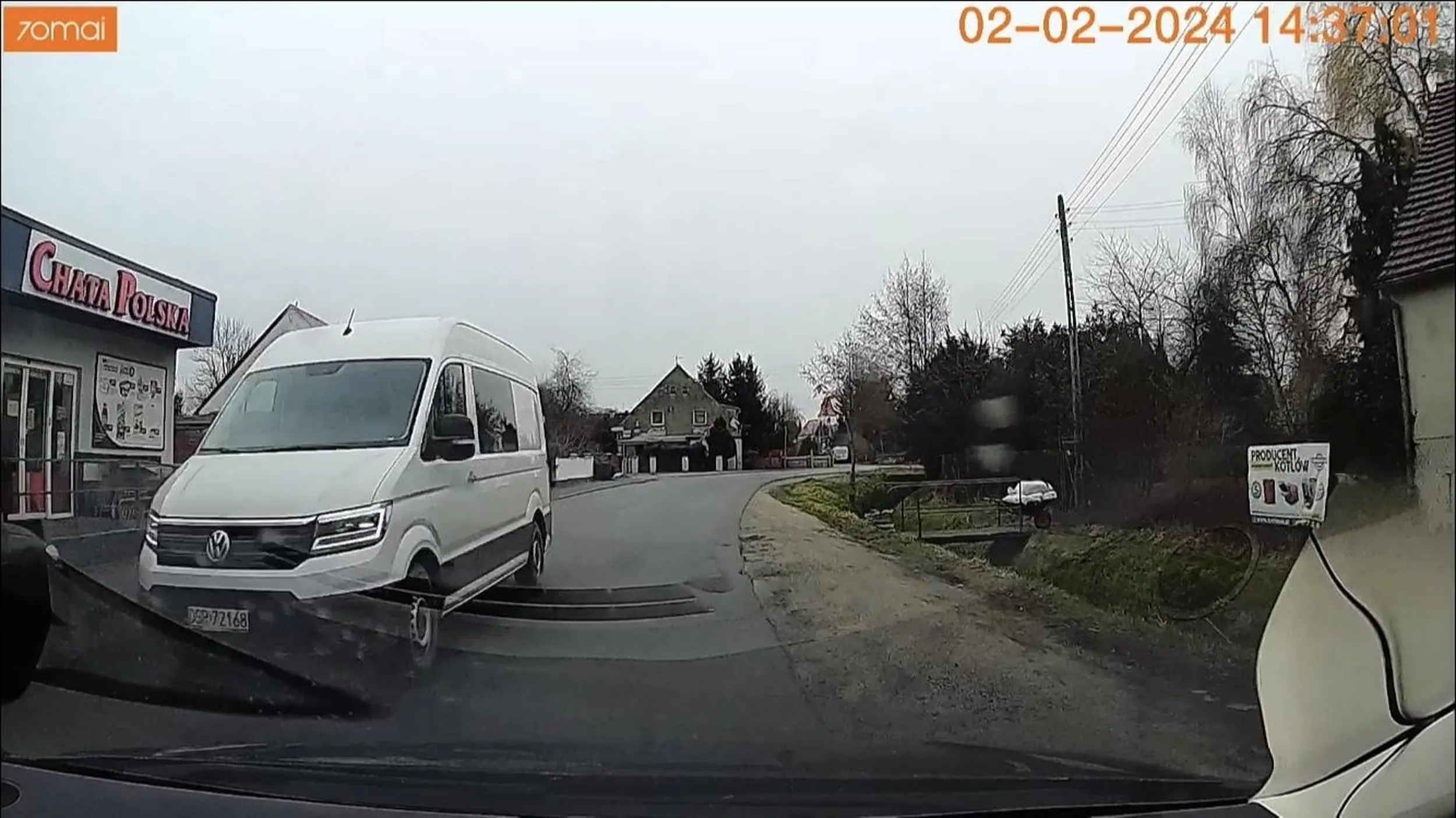 Naucz się pacanku, że jeśli Twój pas ruchu jest zajęty, to nie jedzie się na chama. Karma wraca ;)