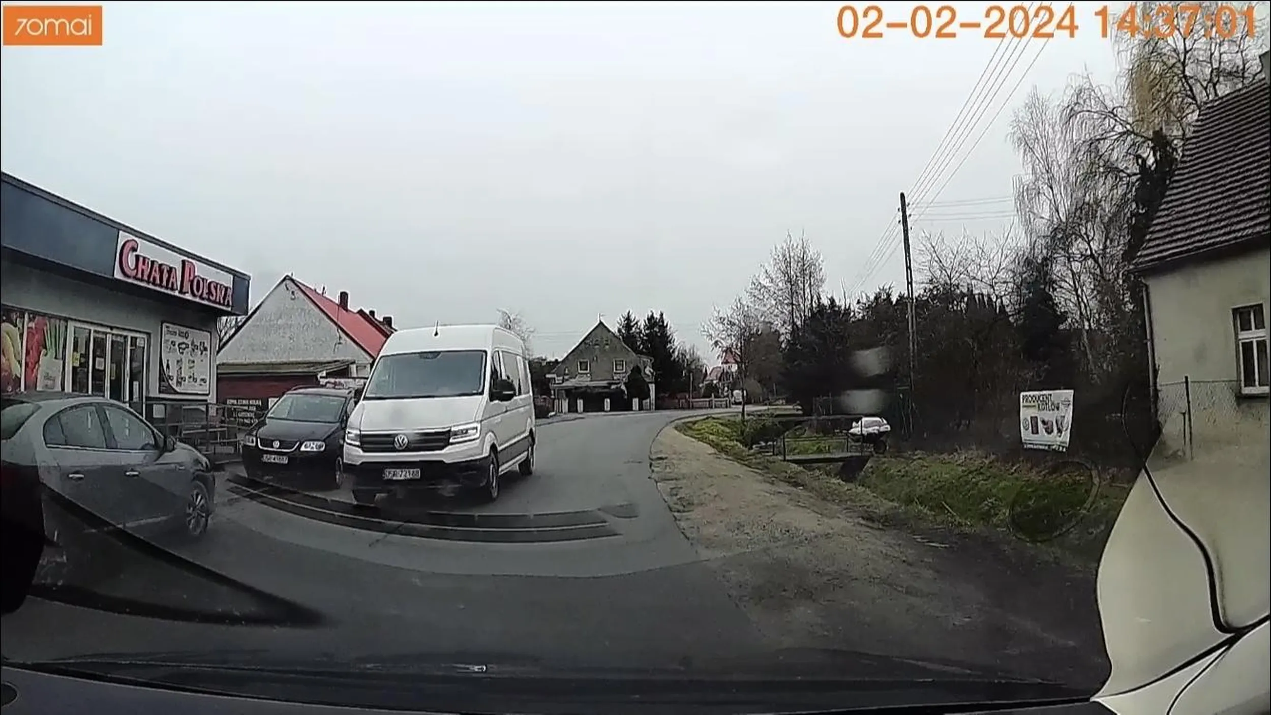 Naucz się pacanku, że jeśli Twój pas ruchu jest zajęty, to nie jedzie się na chama. Karma wraca ;)