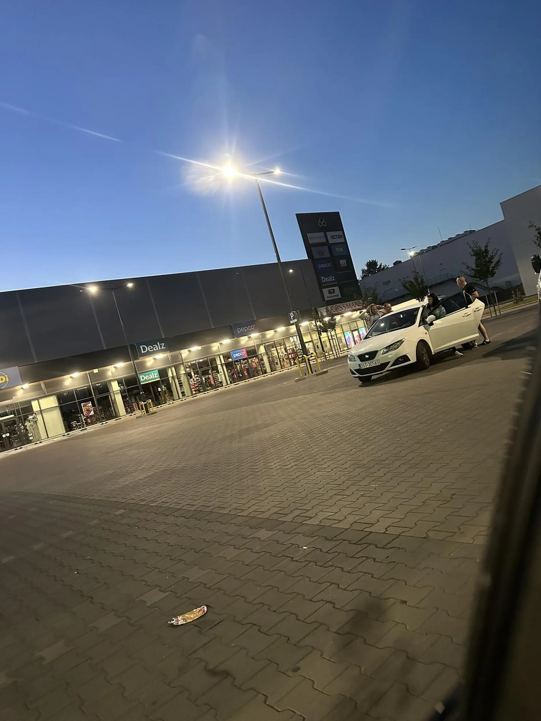 Panowie ze zdjęcia bardzo chcieli przejechac sie ryjem po asfalcie. 22:00 przy Żabce na Długosza typ lądował się do mojego auta, bo została tam moja dziewczyna i nie gasiłem samochodu. Następnym razem jak najdzie was taki pomysł pamiętajcie że niektórzy mają GPS a dziewczyna bardzo wybuchowa i zrobiłaby wam wszystko co najgorsze. Bez pozdrowień