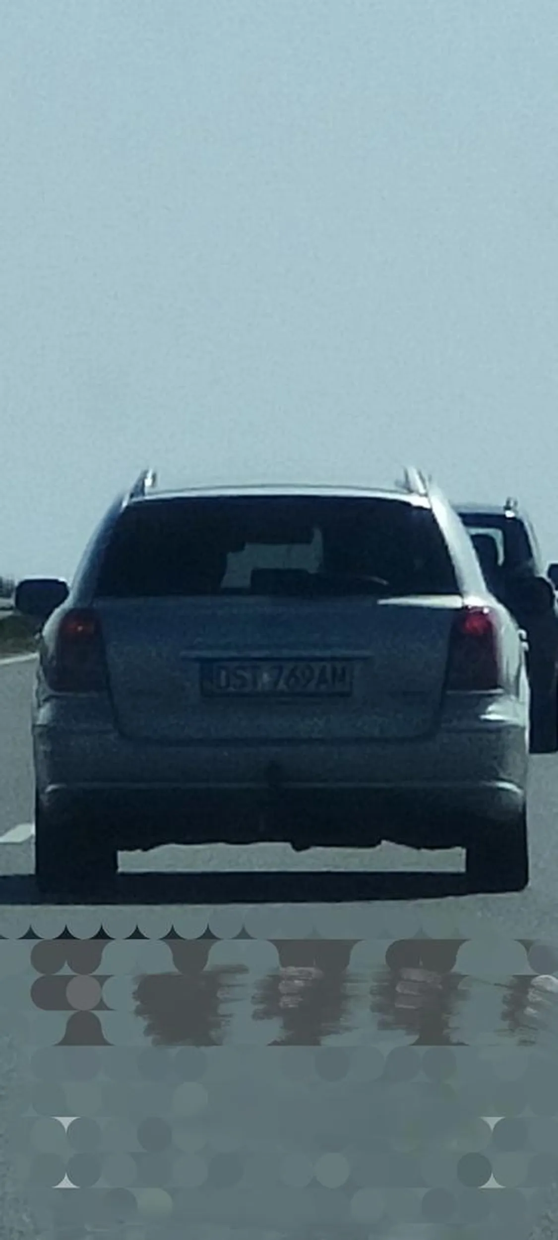 Ty stary durniu mogłeś doprowadzić do wypadku, wjechałeś mi przed samą maskę a z lewej strony wyprzedzał mnie samochód. Głąbie zanim zrobisz to jeszcze komuś na drodze to tego palca co pokazywałeś wsadź sobie głęboko w D.U.P.E może zaczniesz myśleć na drodze.