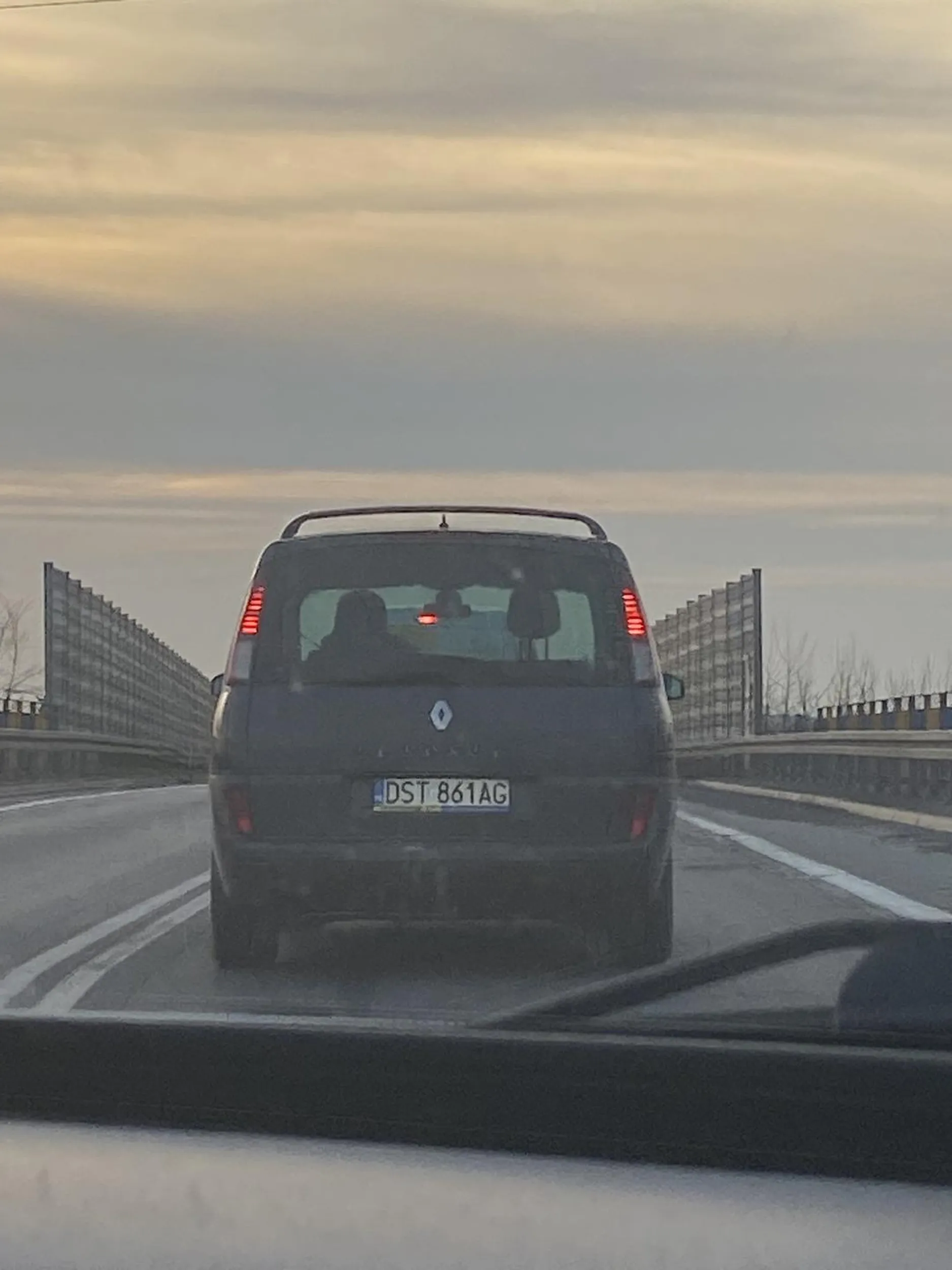 nie ciesz tak mordy przy wyprzedzaniu bo w takim renault to nawet geja nie przyciągniesz