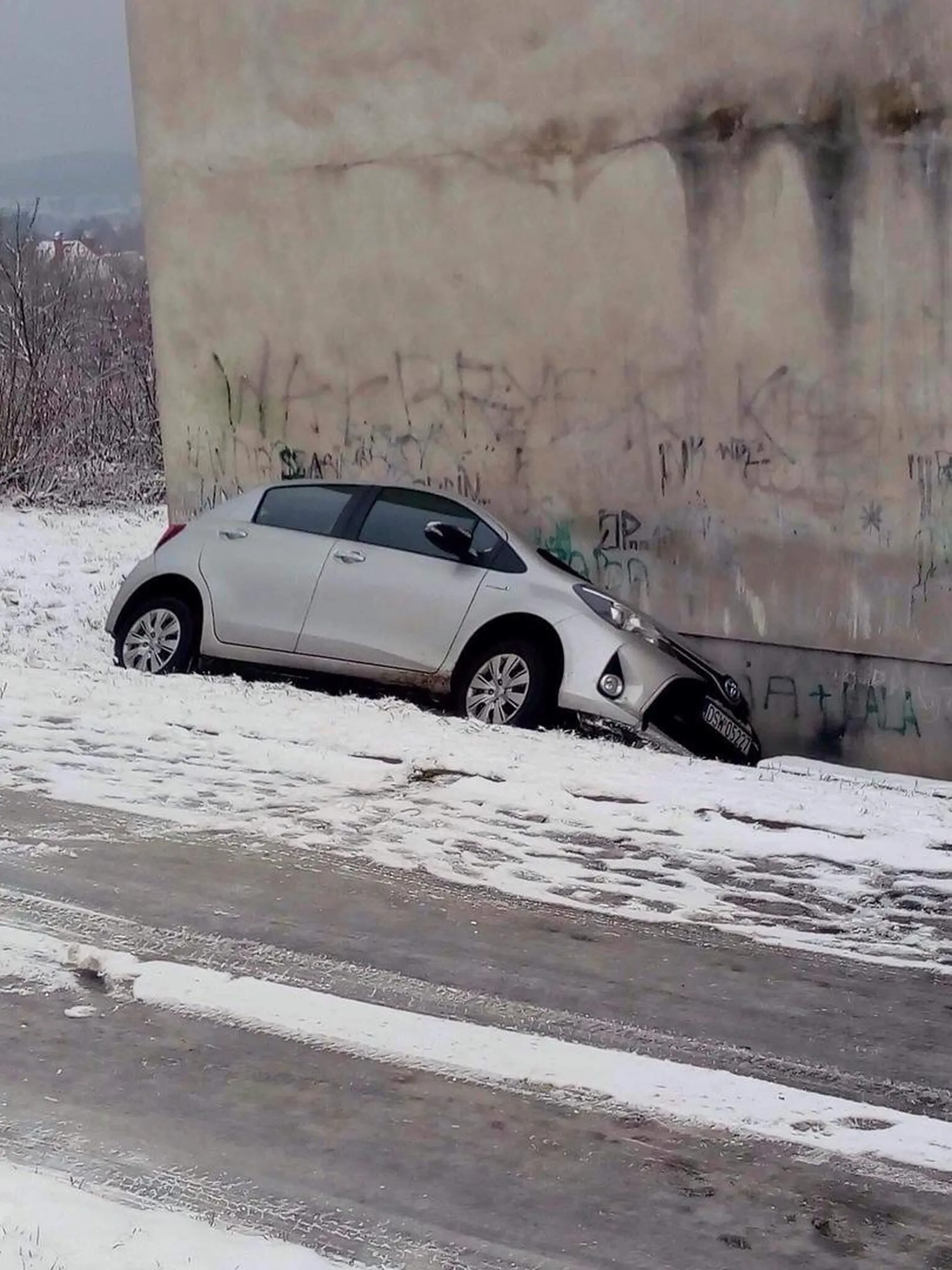 bardzo ładnie zaparkowane w rowie. (auto używane przez policję)