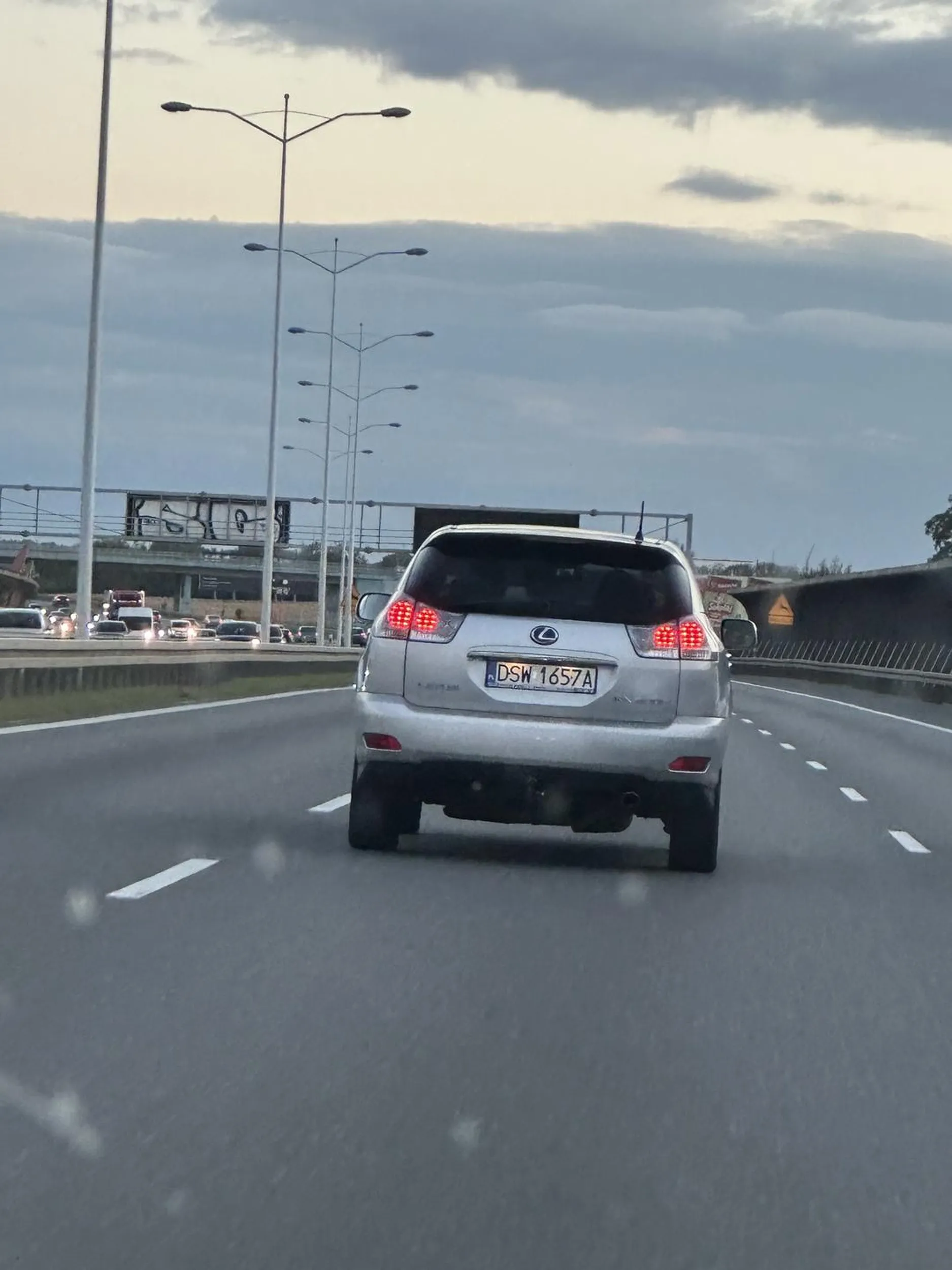 To właśnie przez takich pajaców mamy wypadki na obwodnicy. Jak nikt nie nauczył Cię używać kierunkowskazu to może warto wrócić na kurs, a nie doprowadzać do niebezpiecznych sytuacji na drodze.