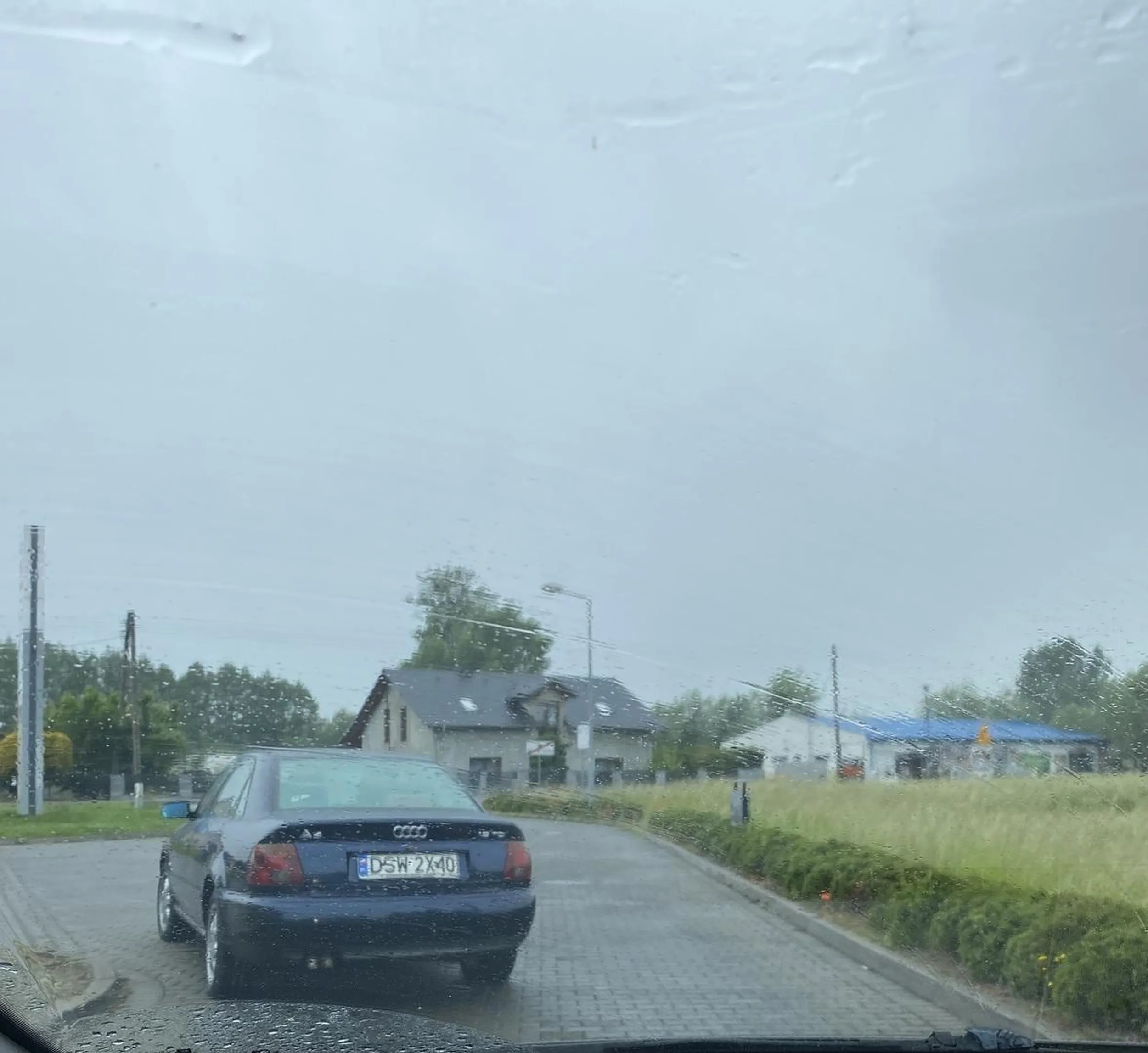 nie pozdrawiam pana który zaparkował na samym środku drogi ;)