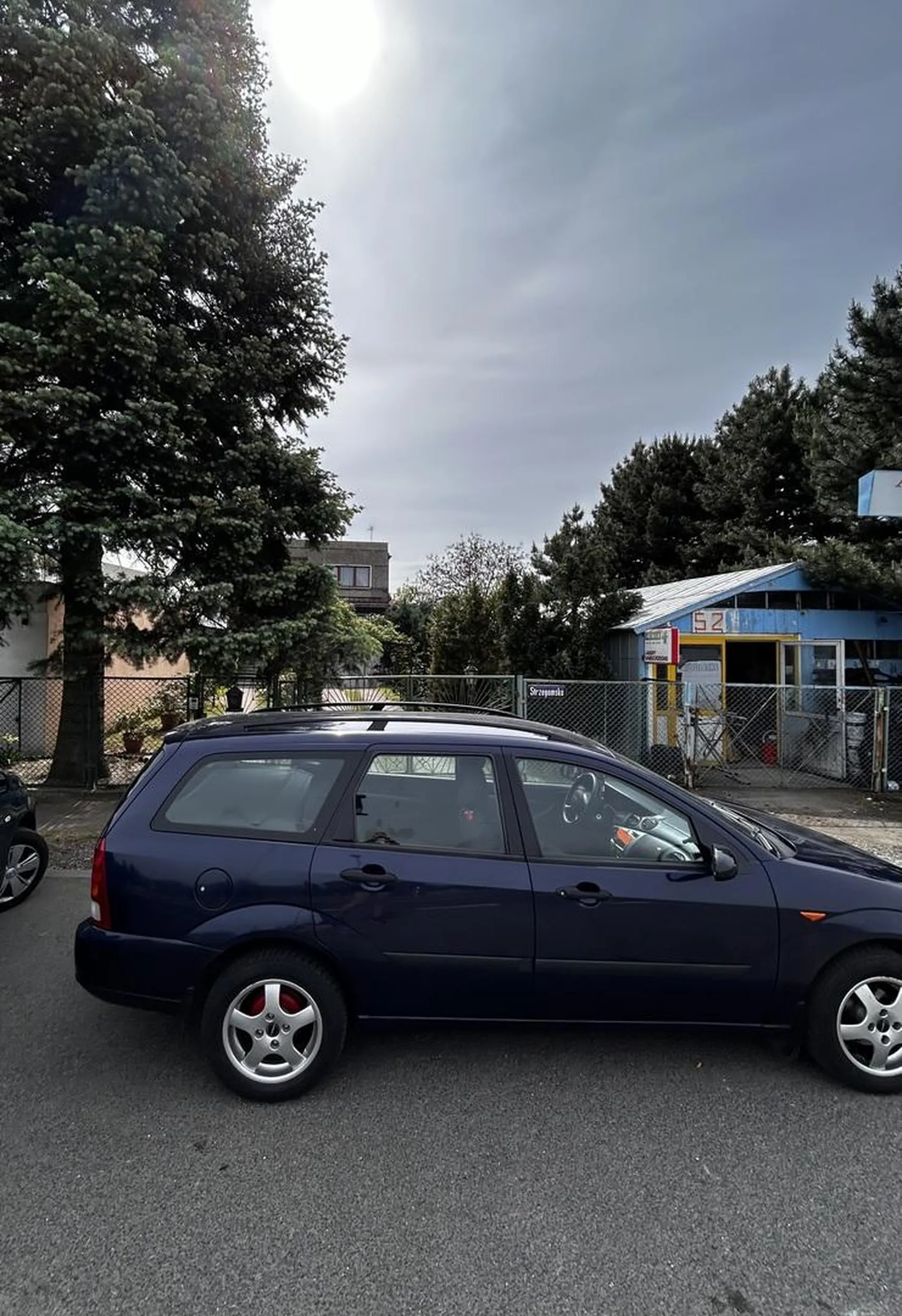 Brama nie pełni funkcji dekoracyjnej.