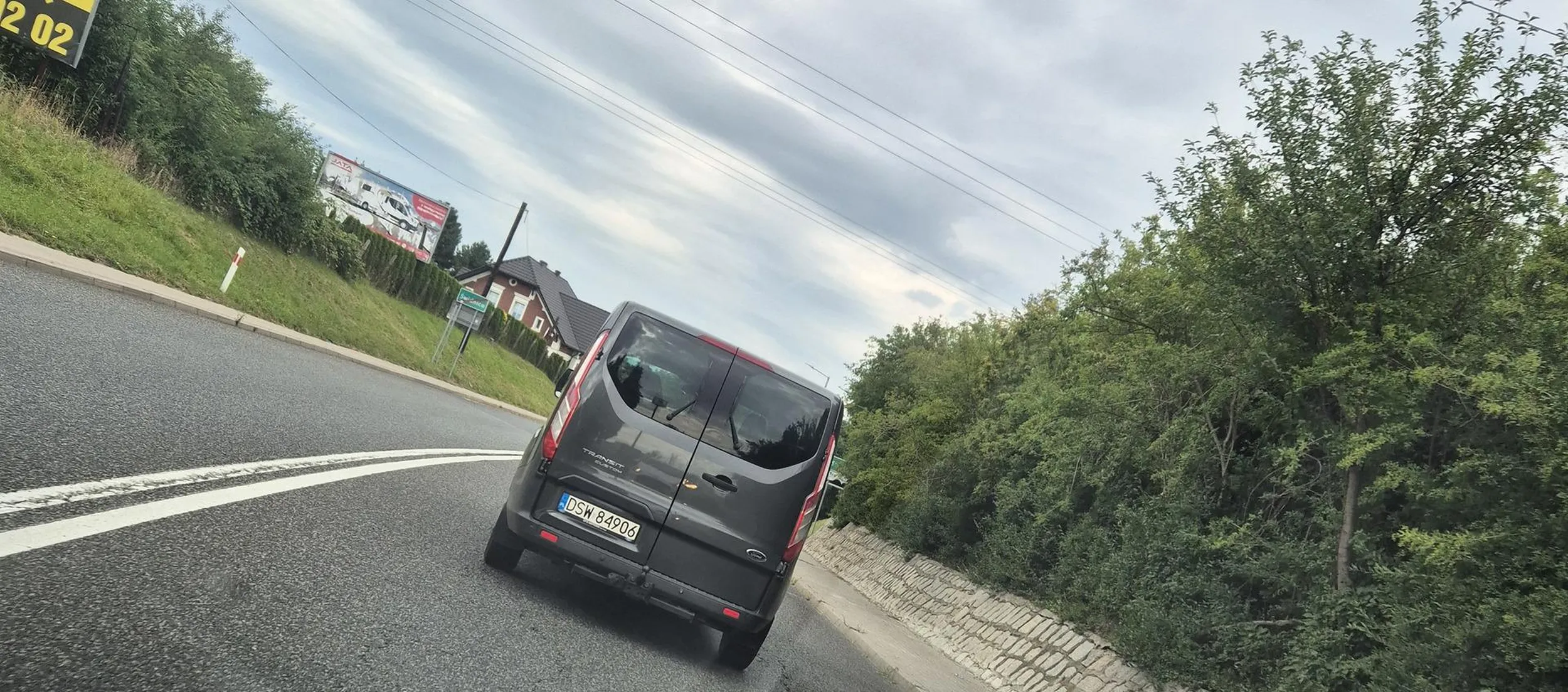 K***o j***na pier****a!!! Jak się już wpier****sz tym gownem przed maskę to jedz fra***e je***ny a nie ku***wo jedziesz 30 a potem skręcić nawet nie potrafisz! Pie***l się i ch***j ci w du** !!! Obyś trafił na słup!