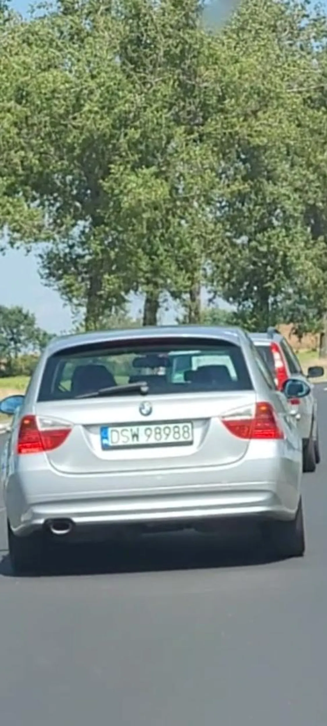 Uwaga na rudą panią za kółkiem. Najpierw zamiast na poboczu (było miejsce), stanęła na jezdni na awaryjnych za zakrętem blokując niebezpiecznie drogę. Potem wyprzedzała na czołówkę mieszcząc się na centymetry między samochodami. Wiozła dzieci...