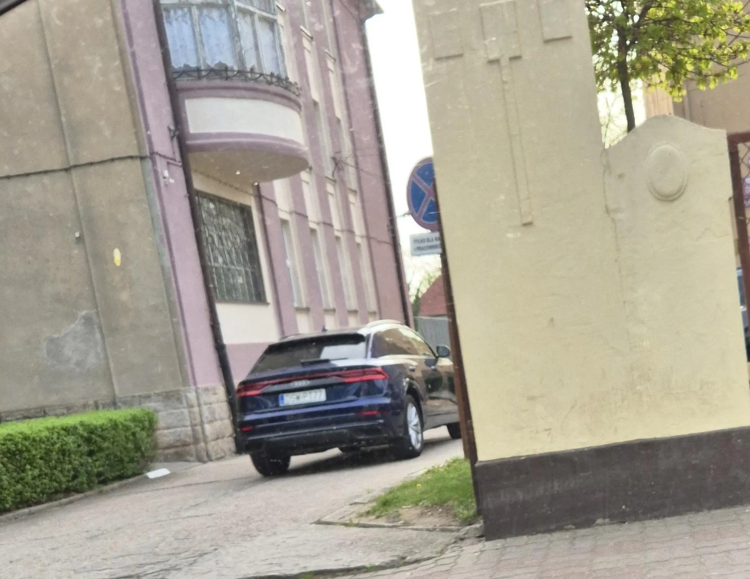 Co za ograniczenie umysłowe! Pan w wielkim audi królem szosy, a to przed maskę wjedzie, oczywiście bez jakiejkowiek płynności - 20 na h, zatrzyma się kiedy mu się podoba na środku, bo przecież może. Stary dureń.