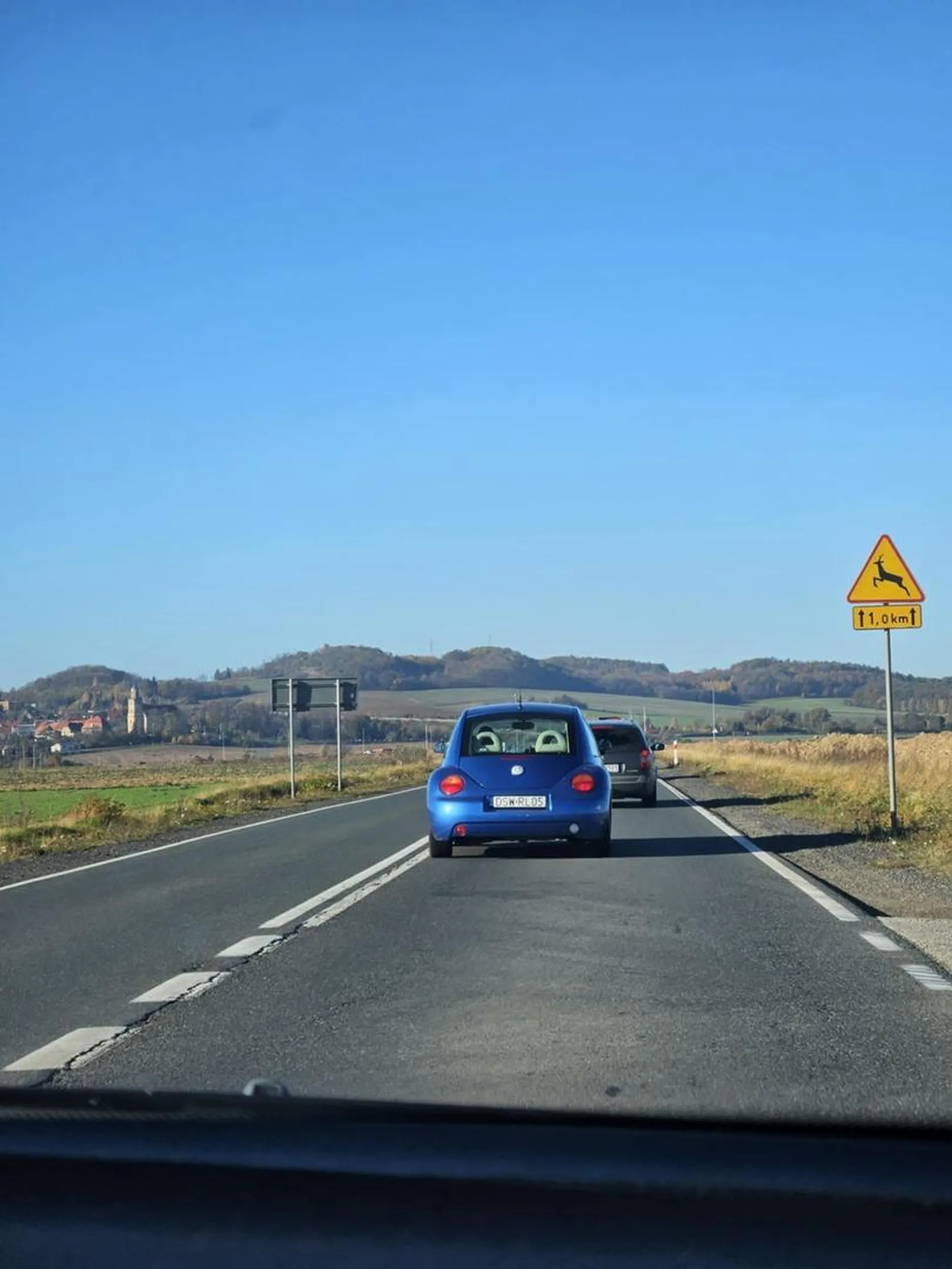 01.11.2024. Kierowca jak wariat wyprzedza kolumnę aut. Widząc auto z naprzeciwka nie chowa się między auta tylko próbuje wyprzedzić ostatnie auto idąc na czołówkę. Pozostałe auta biorą udział w tym "manewrze" musiały wyhamować i zjechać na pobocze aby ten kierowca nie doprowadził do wypadku.