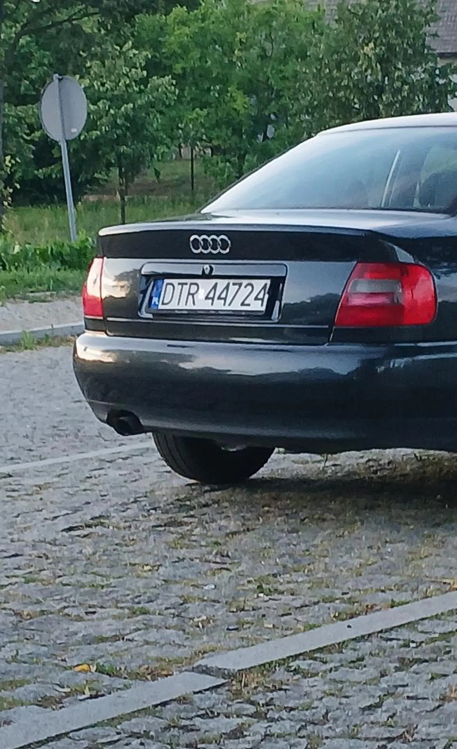 Młody gnój jeździ bez prawa jazdy