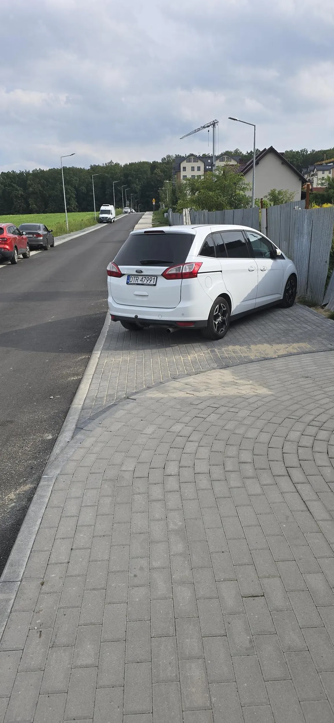 Pogratulować inteligencji. Wszystkie auta parkują z lewej strony,ale znalazł się łeb co stanie i zagrodzi przejście po chodniku bo mu Sue do żabki spieszyło szkoda że do środka do żabki nie wjechał Zj...