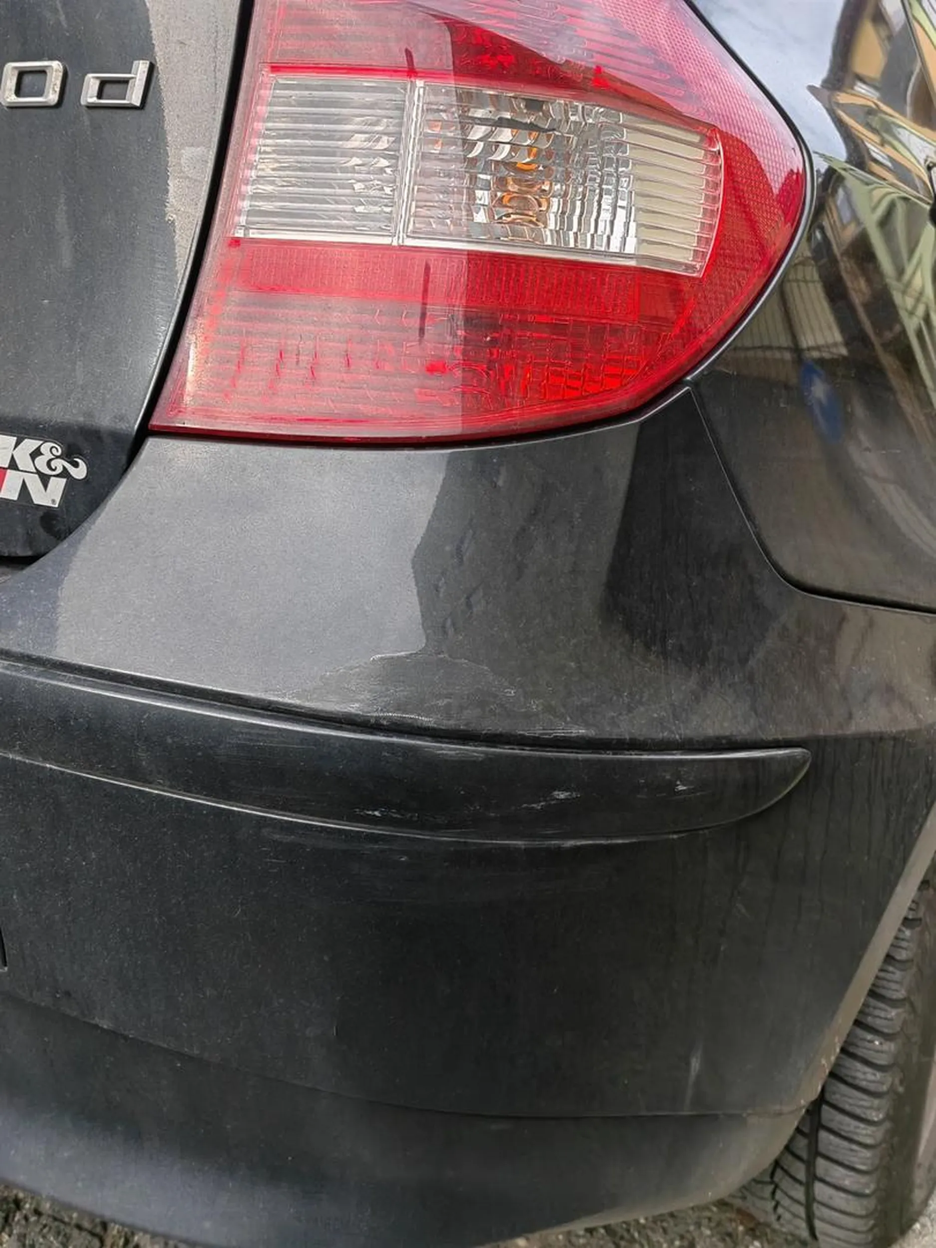 głupia cipa zarysowała mi auto i uciekła.