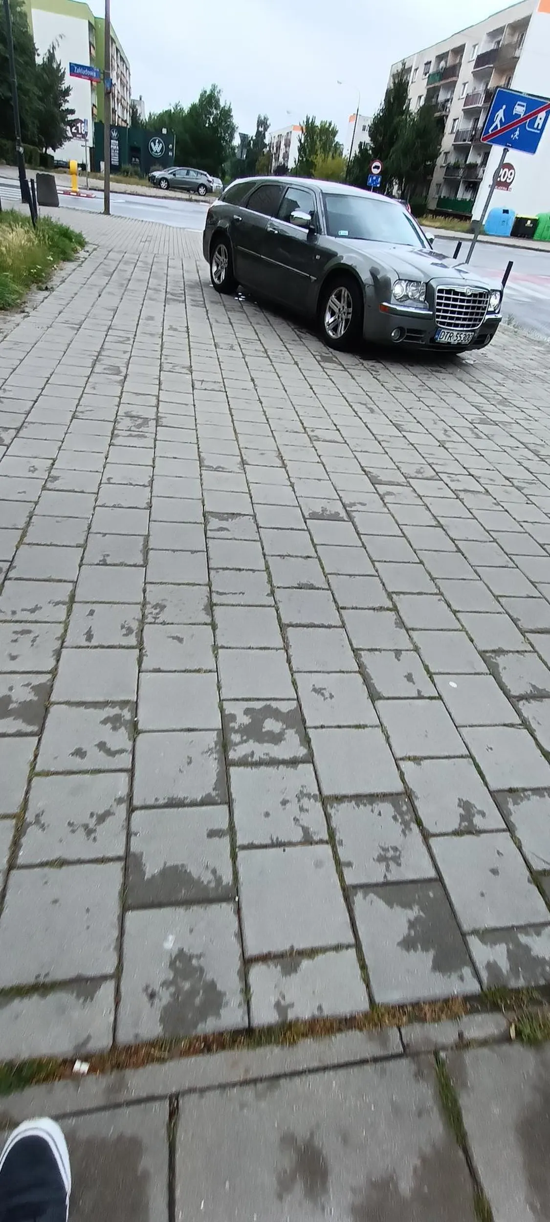 Śmieć ludzki jeździ po chodniku , parkuje w bliskim obrębie skrzyżowania  i jeździ po przejściu dla pieszych.  Auto poobijane