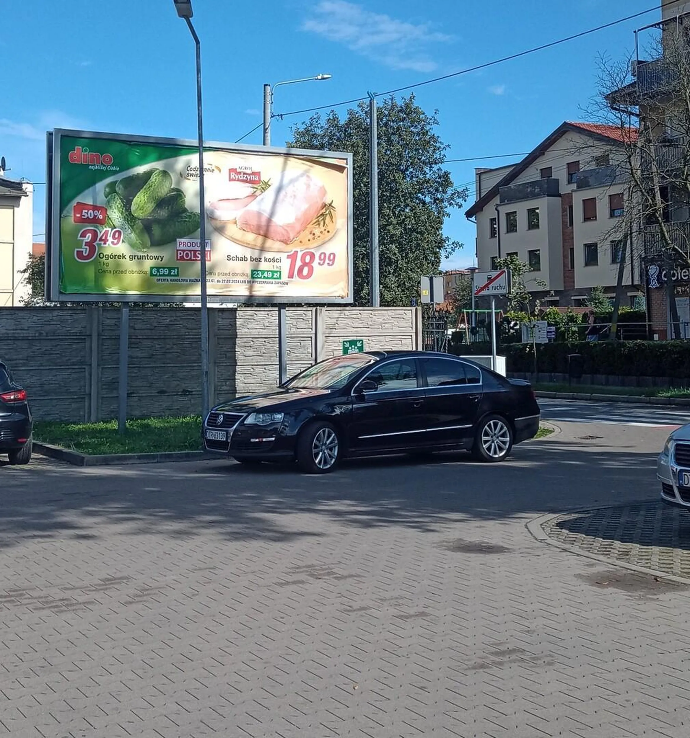 Nie pozdrawiam za robienie sobie parkingu z wjazdu... ? (parking koło dino Żmigród)