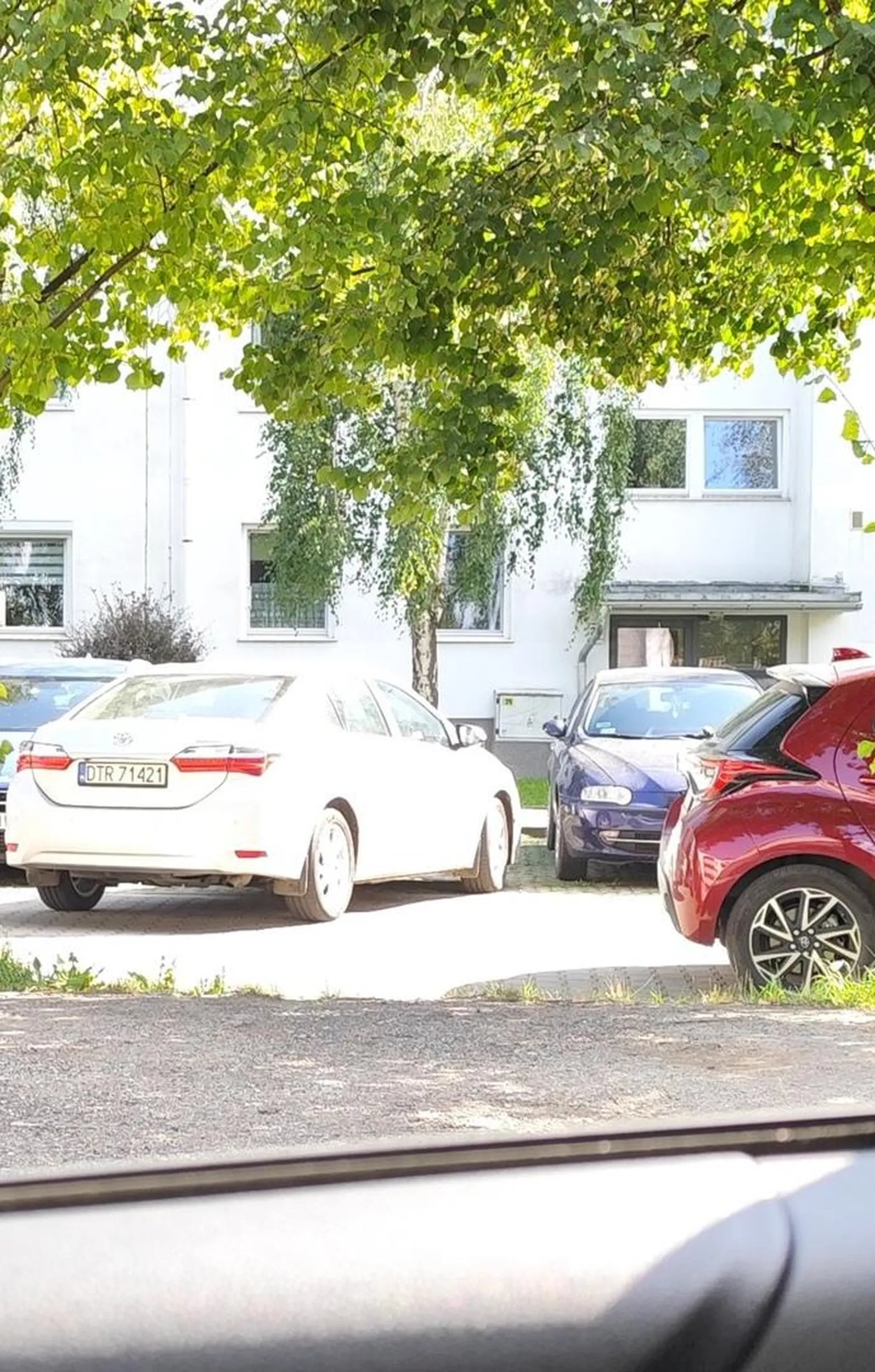 Starsza pani uderzyła w auto (Alfa Romeo) na parkingu pod blokami po czym szybko odjechała, zdążyłem zrobić zdjęcie. Może właściciel ją odnajdzie.
