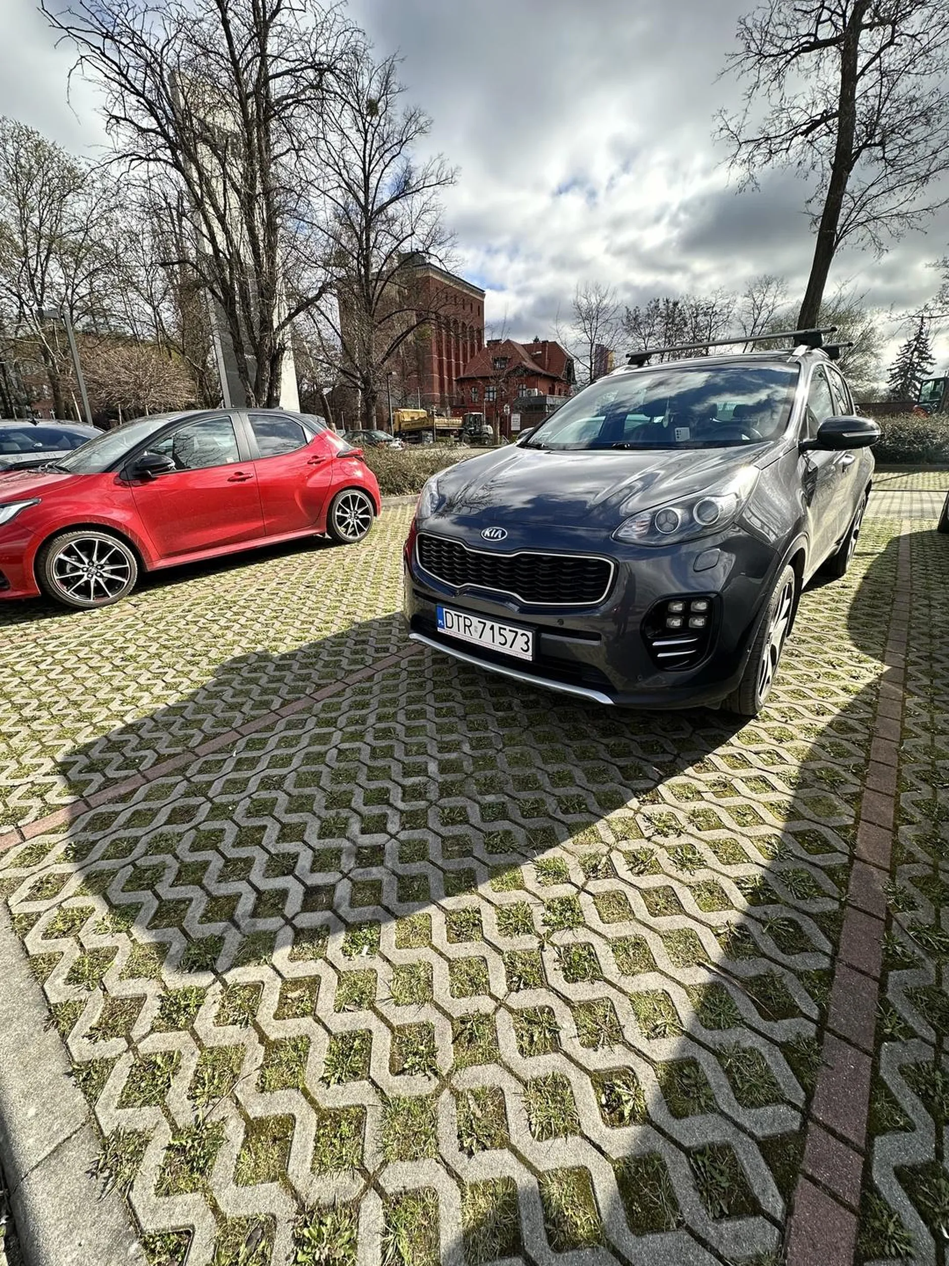 Proponuję wrócić na kurs prawa jazdy i nauczyć się parkować prostopadle mieszcząc się w liniach, nie tak jak na załączonym zdjęciu.