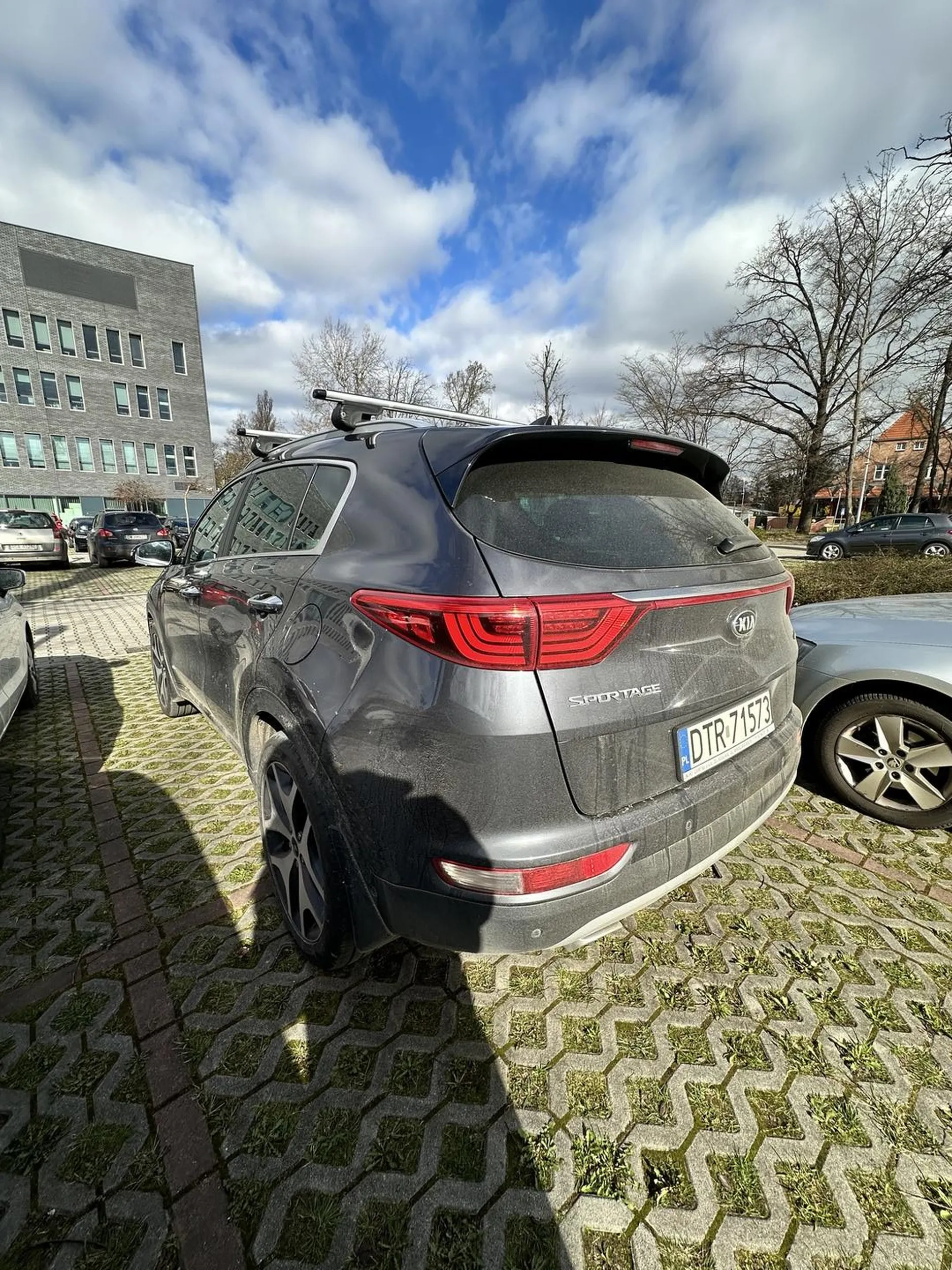 Proponuję wrócić na kurs prawa jazdy i nauczyć się parkować prostopadle mieszcząc się w liniach, nie tak jak na załączonym zdjęciu.