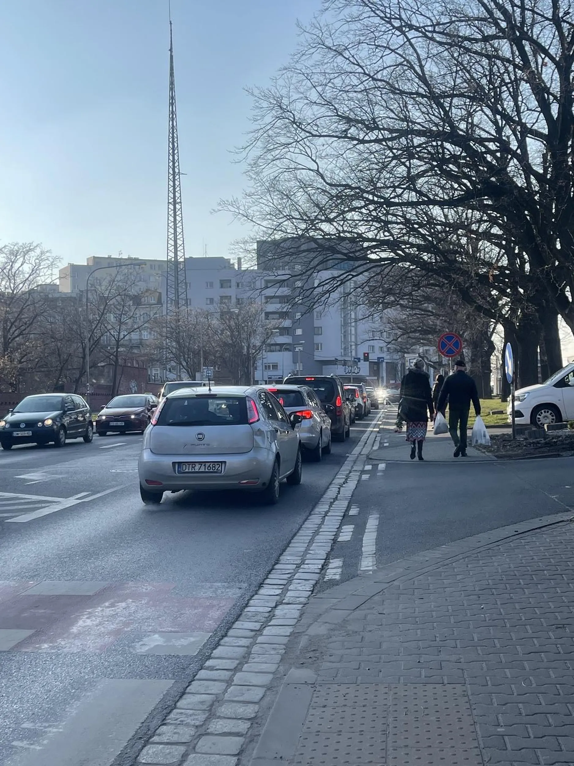 Za kierownicą była kobieta która, prawie zbiła człowieka na przejściu i na zielonym światełku.
